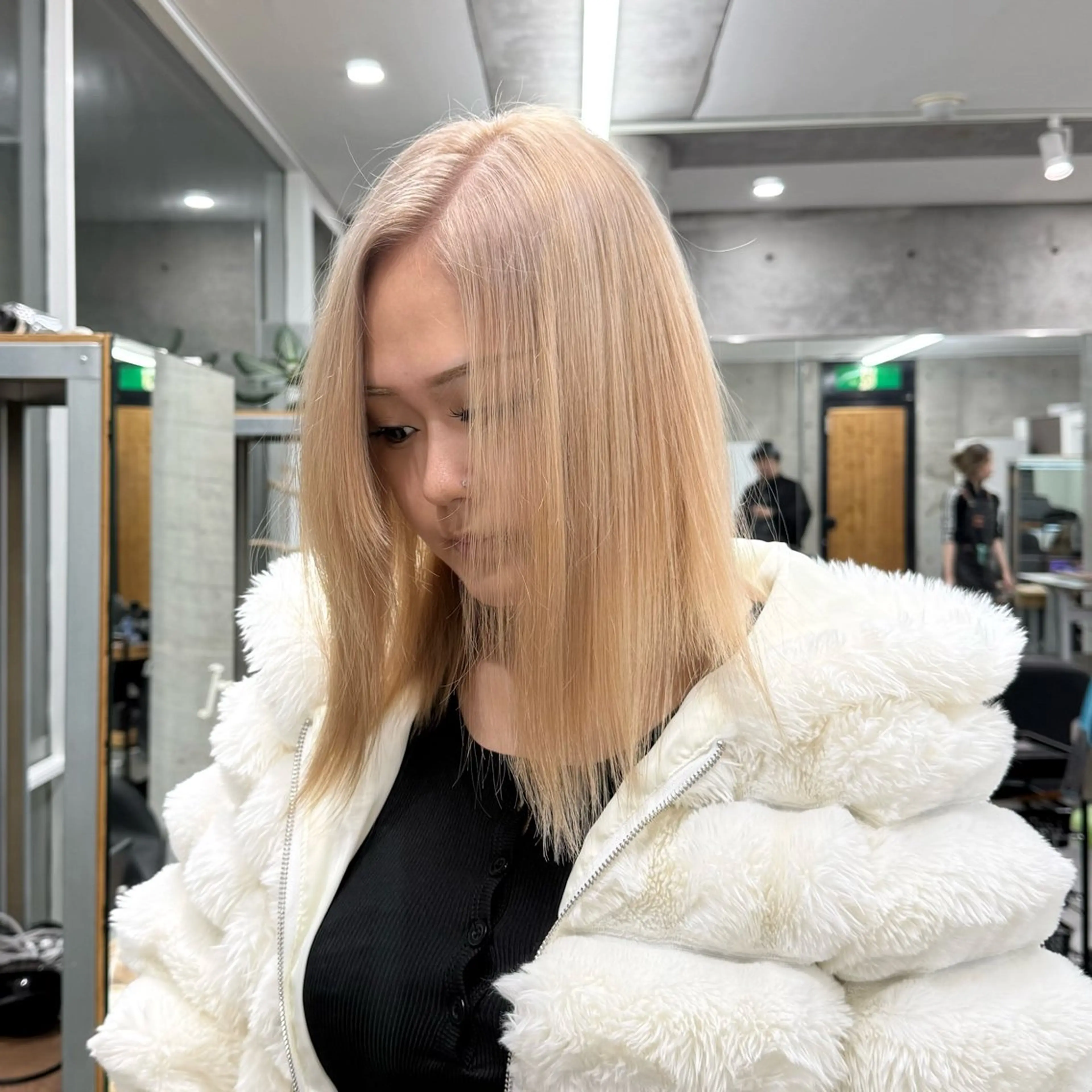 ミディアム カラー ヘアカラー Welring hair salon所属・Runa/大人 かわいいハイトーンのヘアスタイル