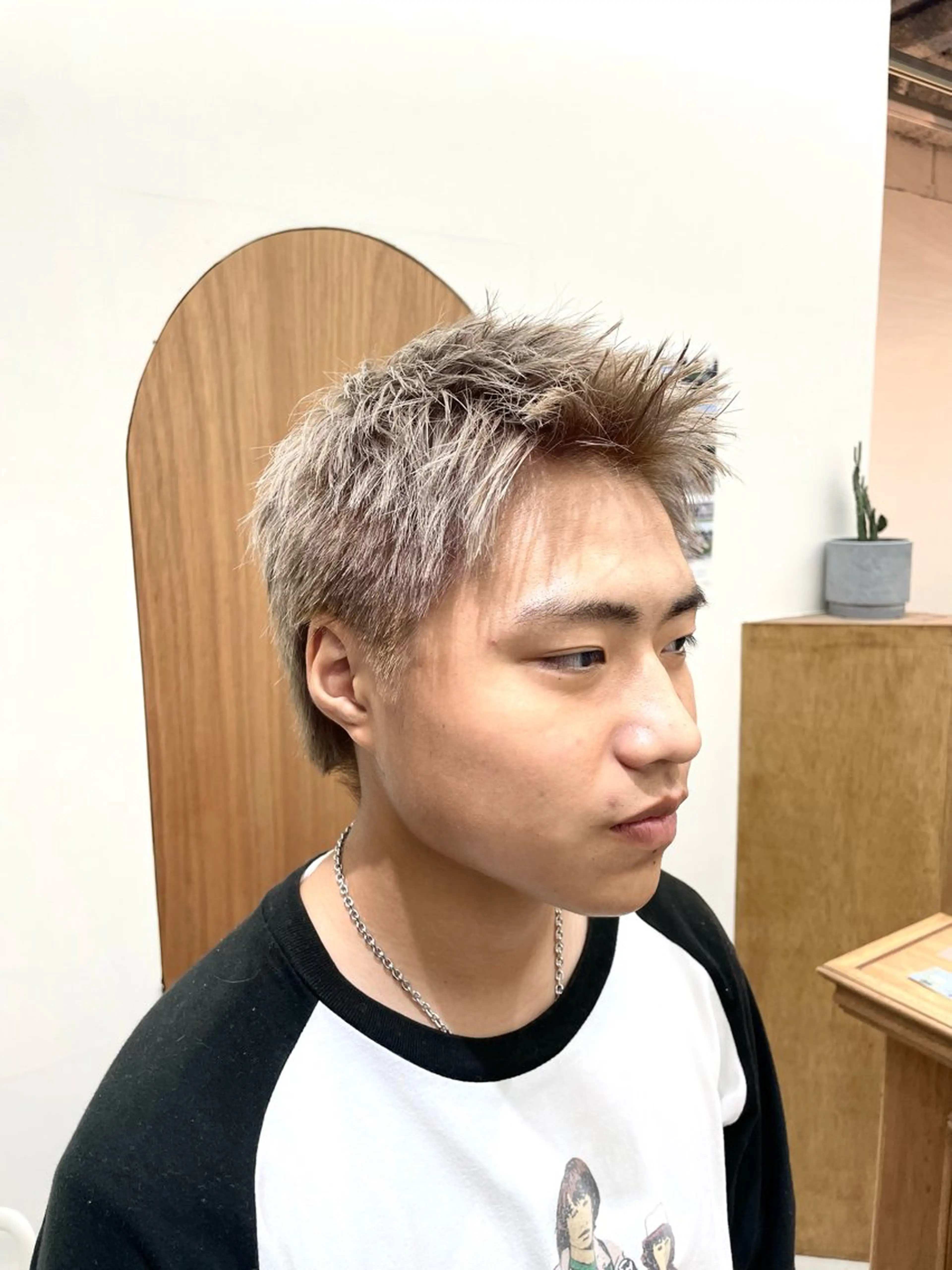 カラー メンズ メンズハイトーン グレージュ ハイトーンカラー カット ヘアカラー 慎太朗/パーマ/ボブ /センターパートのヘアスタイル