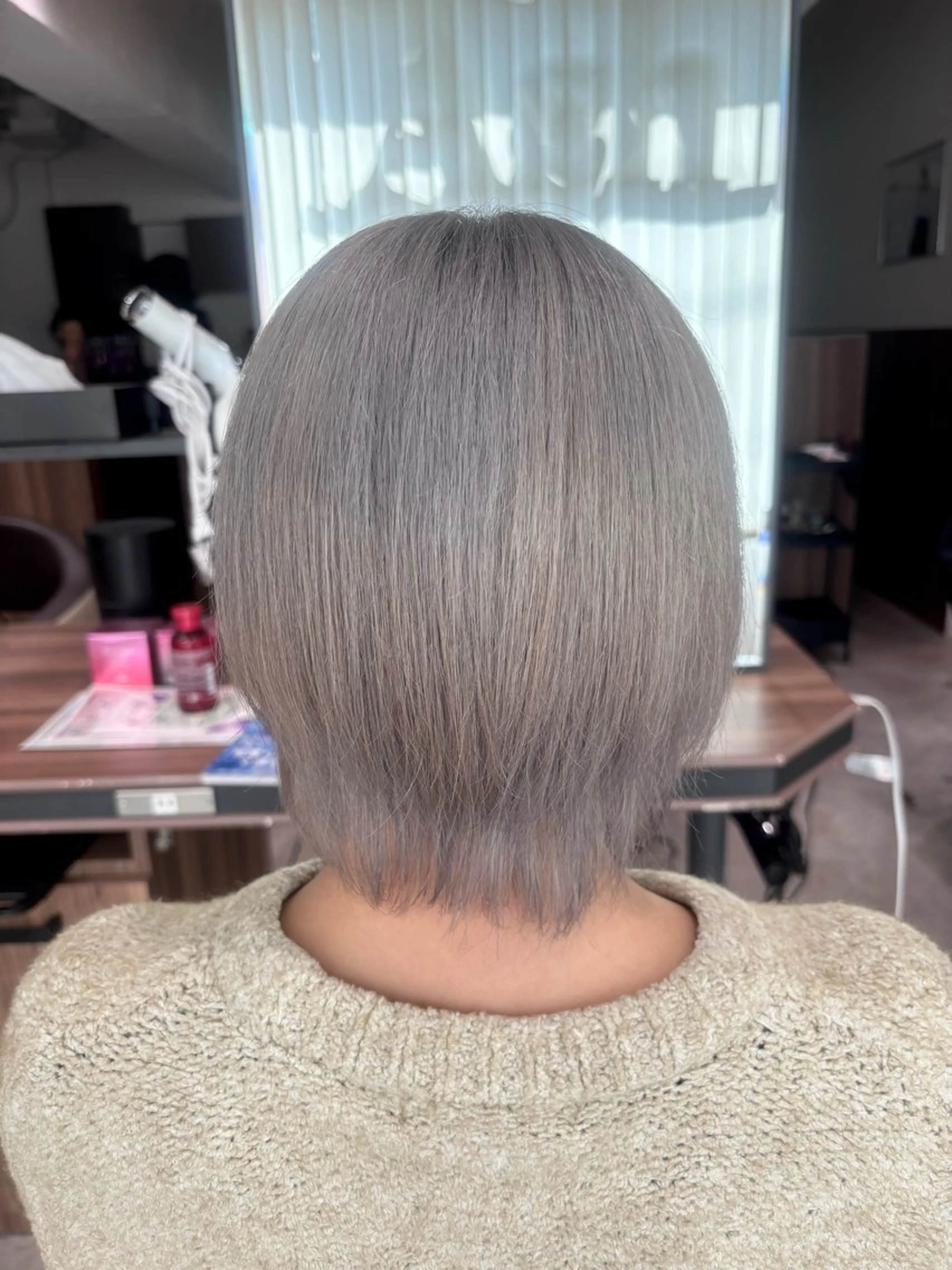 ショート カラー ブリーチ グレージュ シルバー ホワイトシルバー ヘアカラー 山田 悠朱里のヘアスタイル