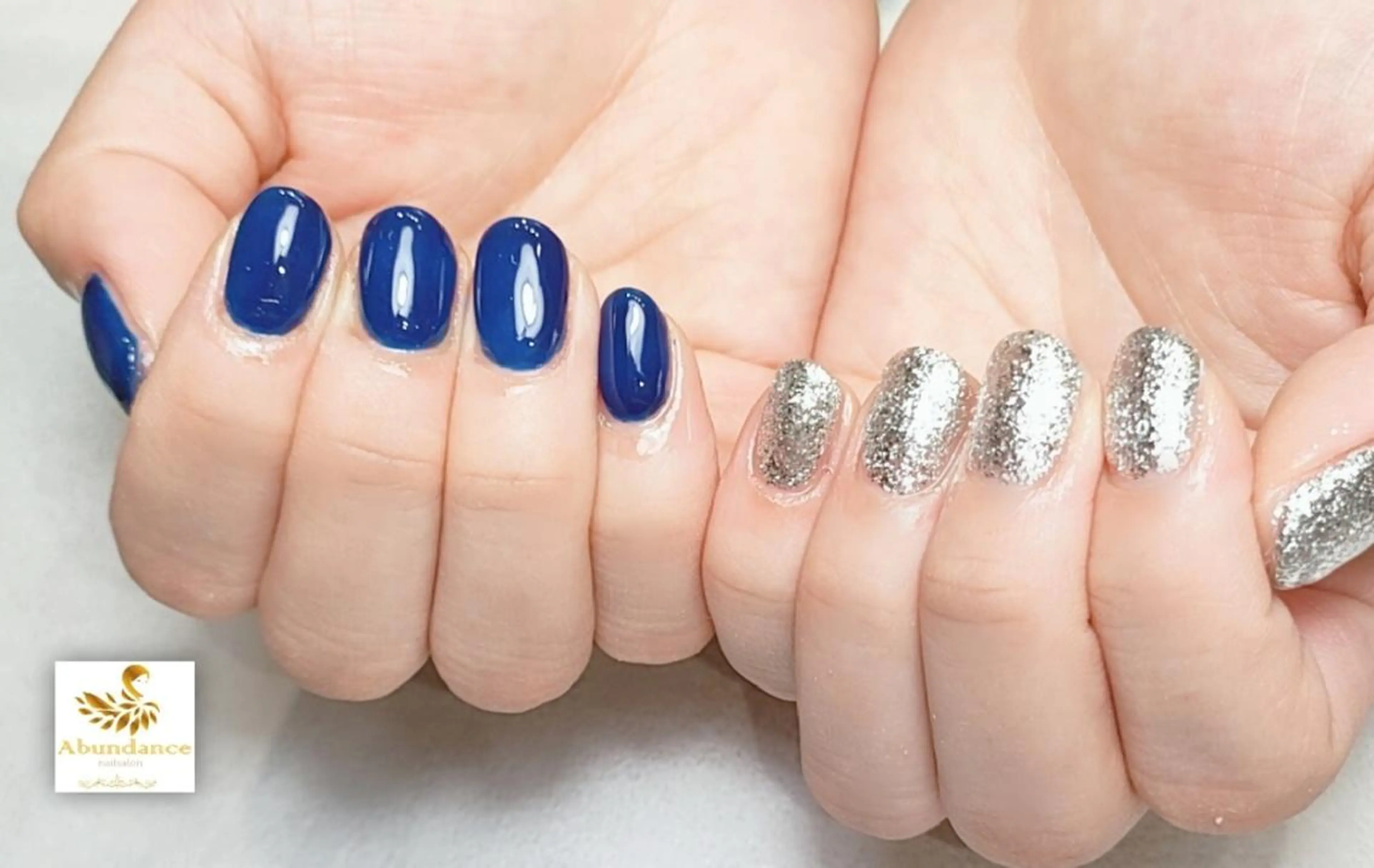 ネイル ショート ショートヘア ブルー ショートネイル シルバー ハンドネイル 完全予約制個室サロン Abundancesのネイルデザイン