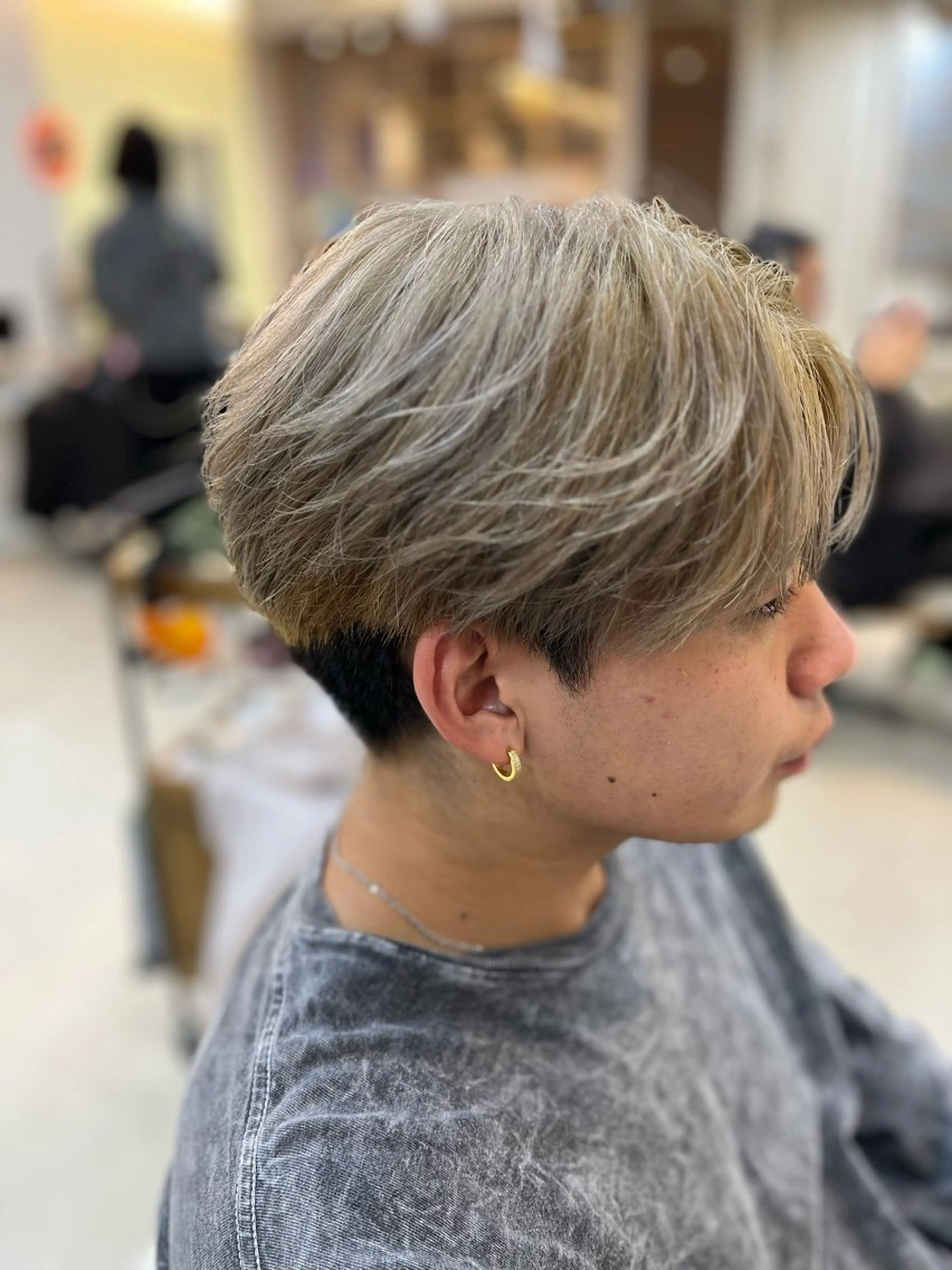 ショート カラー メンズ Lamp 柏 山口 か乃 ブリーチカラーのヘアスタイル