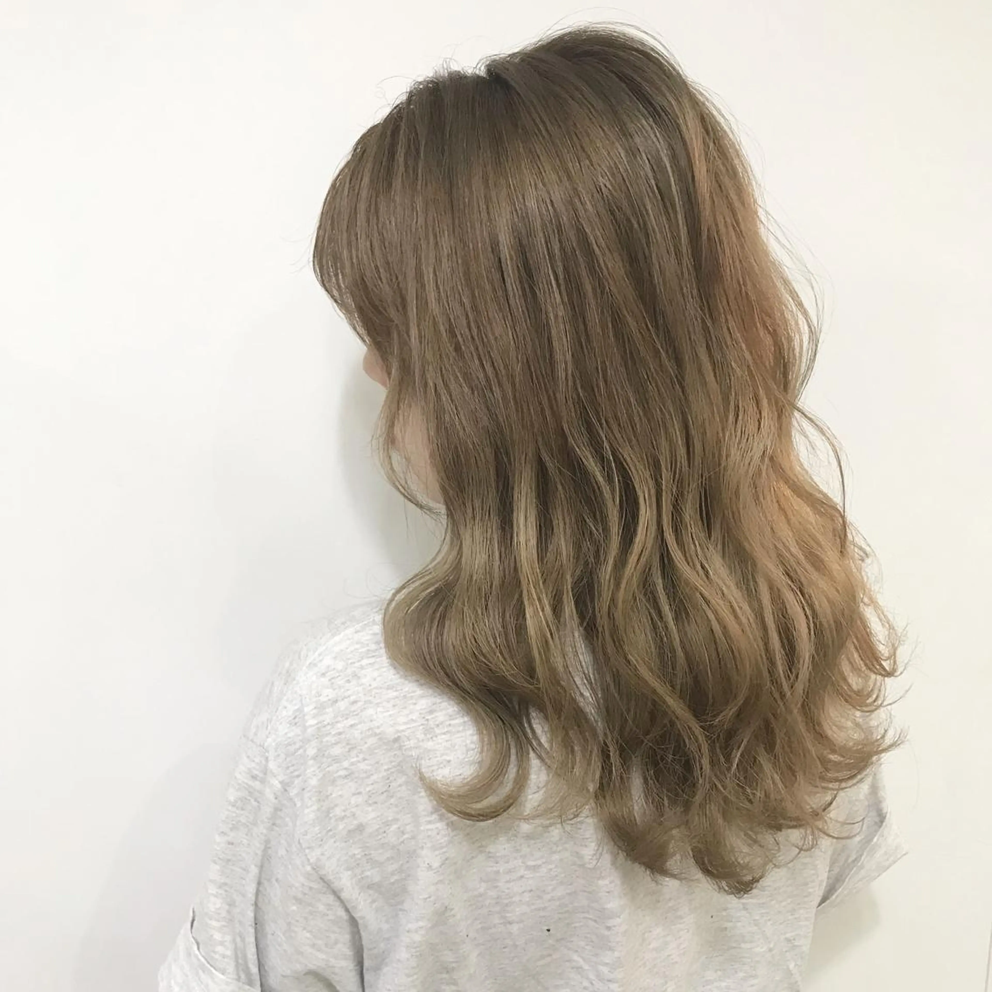 ロング カラー ダブルカラー ハイライトカラー ハイトーンカラー イルミナカラー ハイライト ヘアカラー トリートメント レイヤー/顔周り /AKARIのヘアスタイル