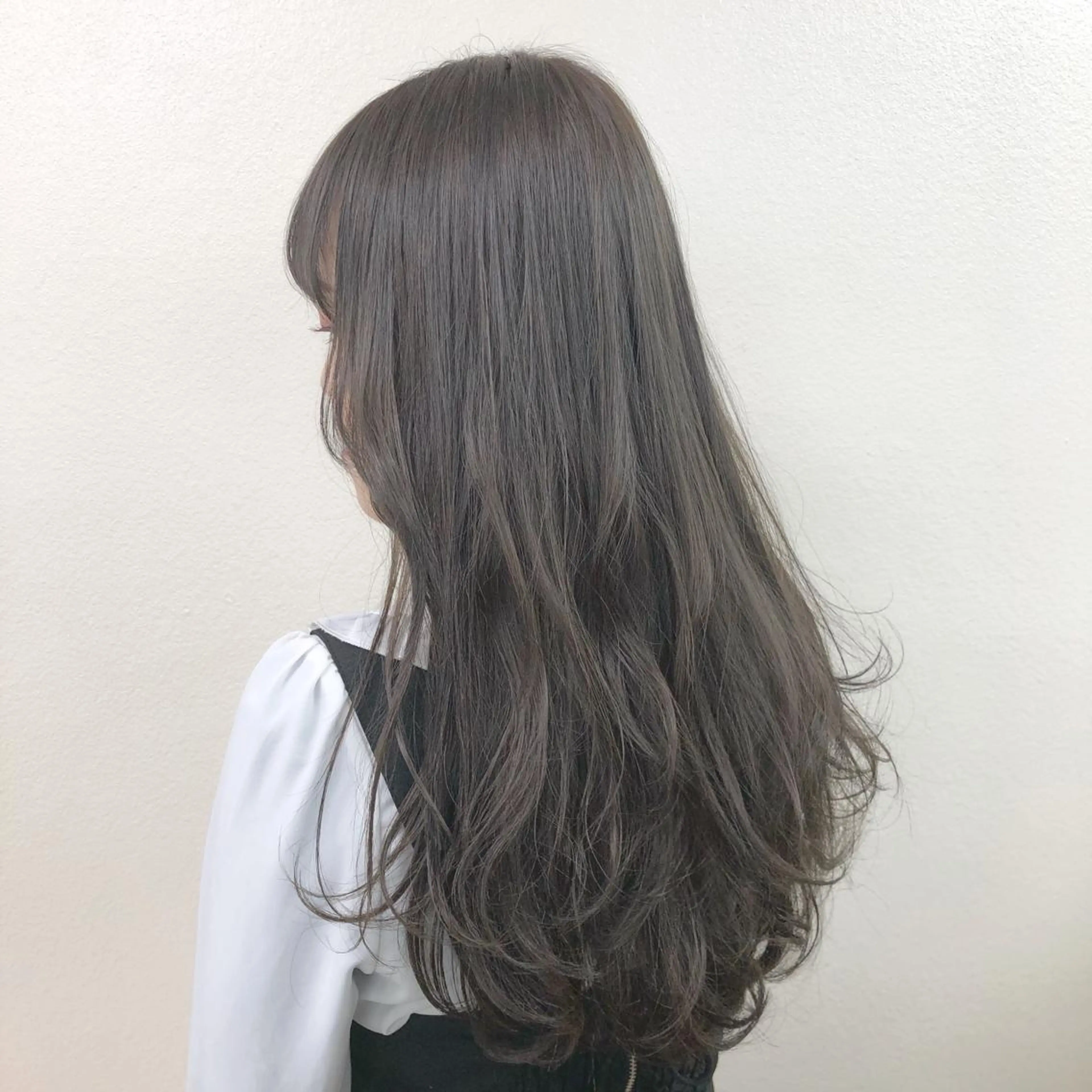 セミロング カラー 透明感カラー グレージュ レイヤーカット 透明感カラーのヘアスタイル