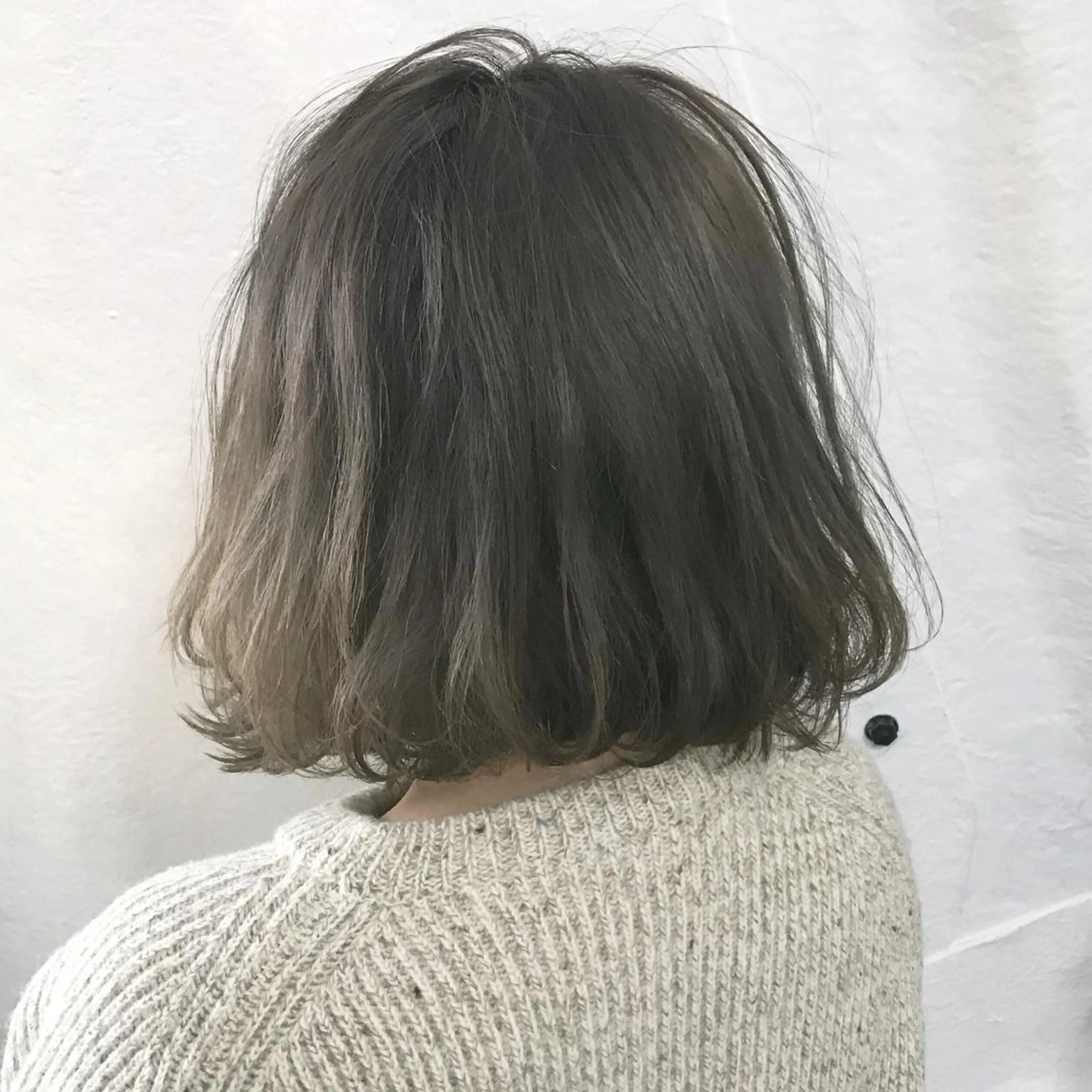 ショート カラー アッシュ アッシュグレー アッシュグレージュ ブリーチ グレージュ K-POP好き美容師 🇰🇷Kai.Yのヘアスタイル