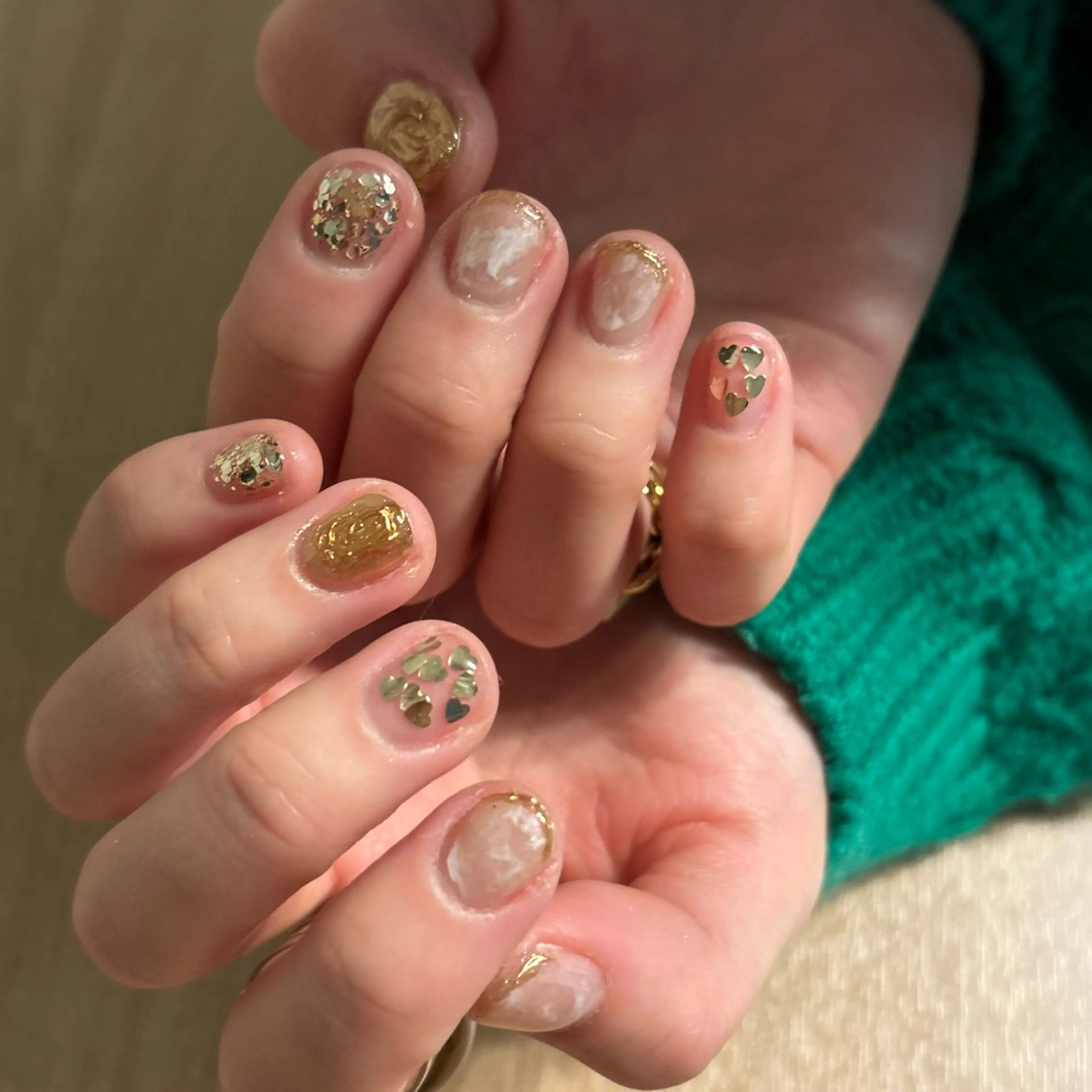 ネイル ゴールド ホワイト 冬ネイル クリスマス ハンドネイル ulinail （ウリネイル）のネイルデザイン