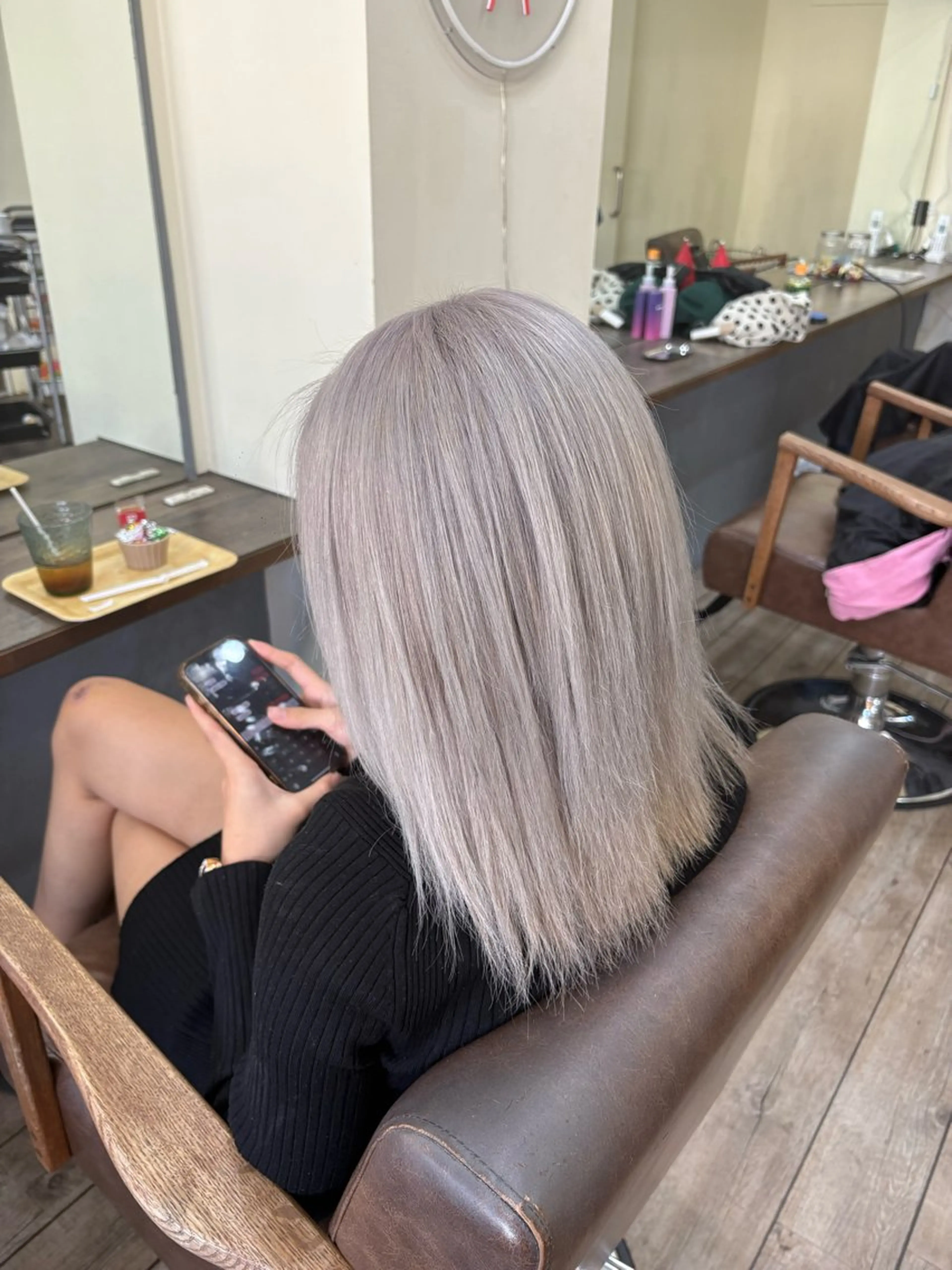 カラー ハイトーンカラー シルバー ヘアカラー WEST OLAND 黒坂佳乃のヘアスタイル