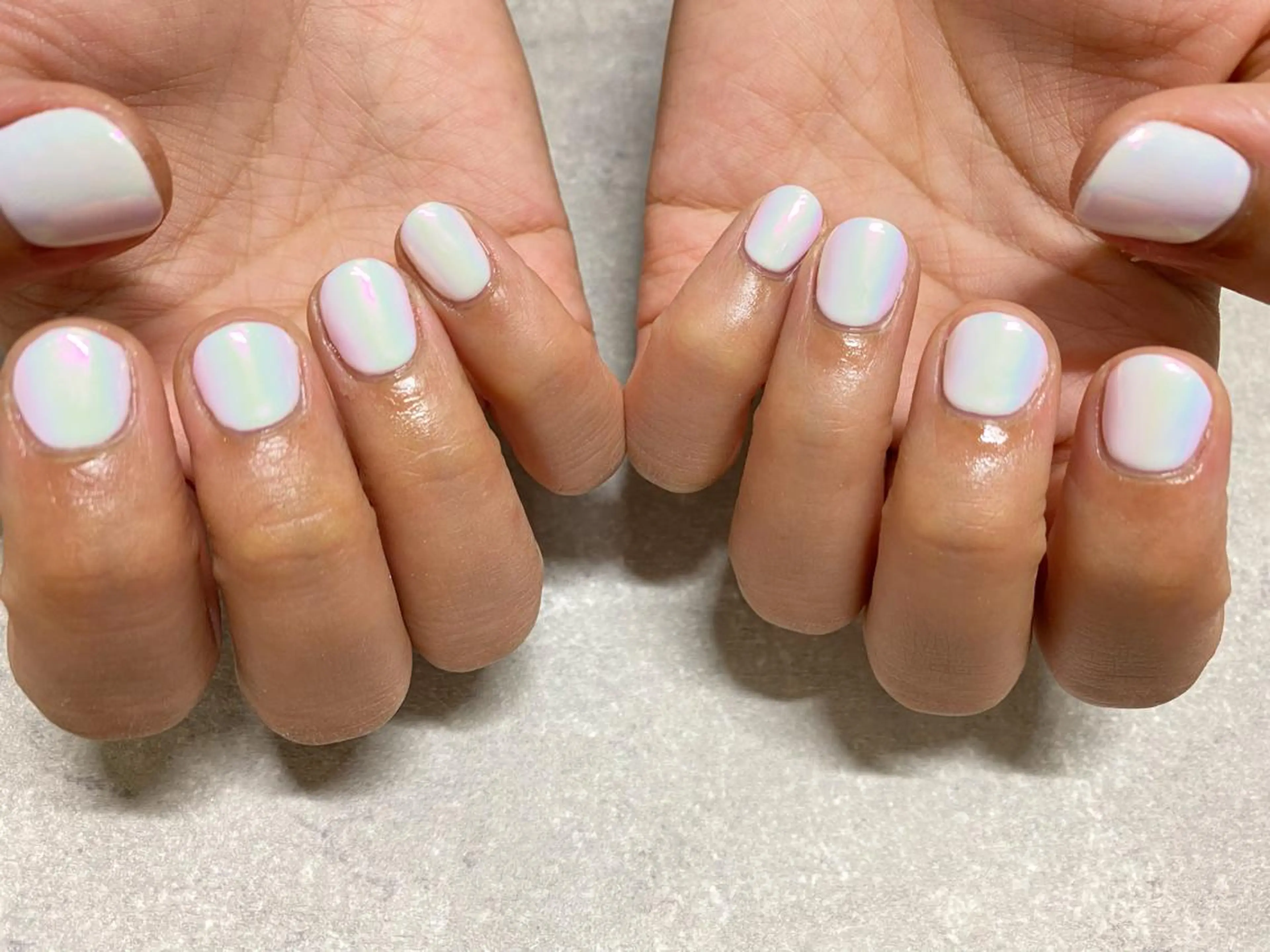 ネイル オーロラネイル ホワイト ハンドネイル mogunail &blowのネイルデザイン
