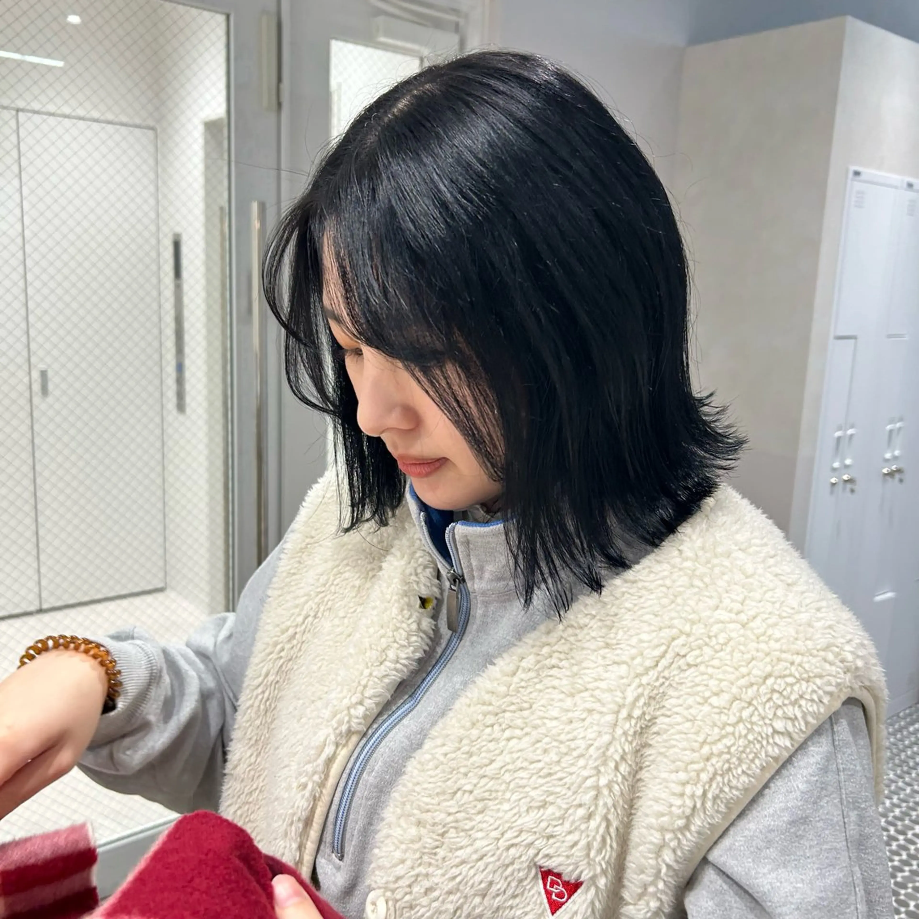 ミディアム カラー 黒髪 ブルーカラー ブルーブラック ボブ 外ハネヘア カット ヘアカラー ヘッドスパ SALOWIN栄 三丁目 木戸里実のヘアスタイル