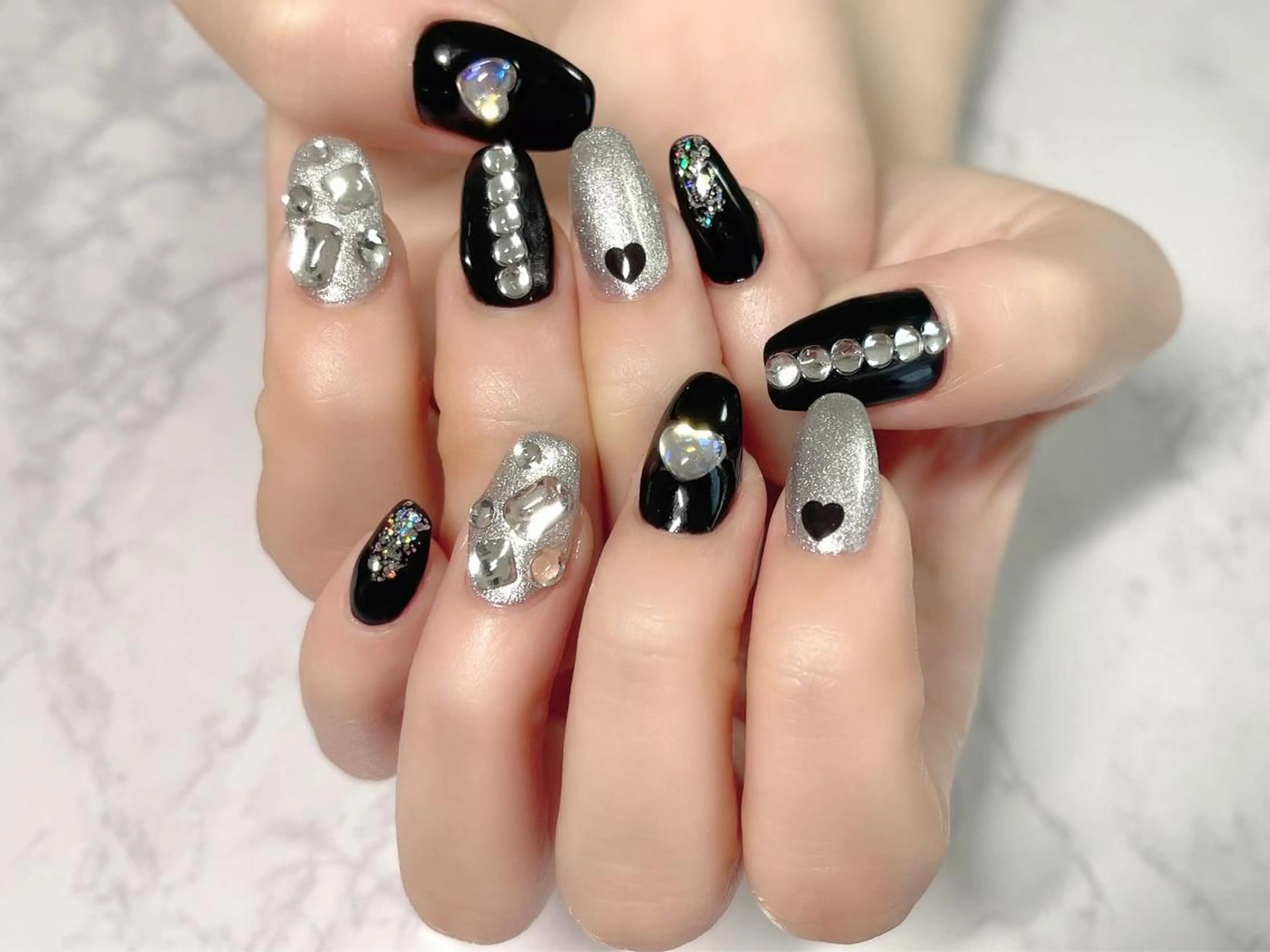 ネイル キラキラネイル シルバー ハンドネイル KURELLY所属・Nail Salon KURELLYのネイルデザイン