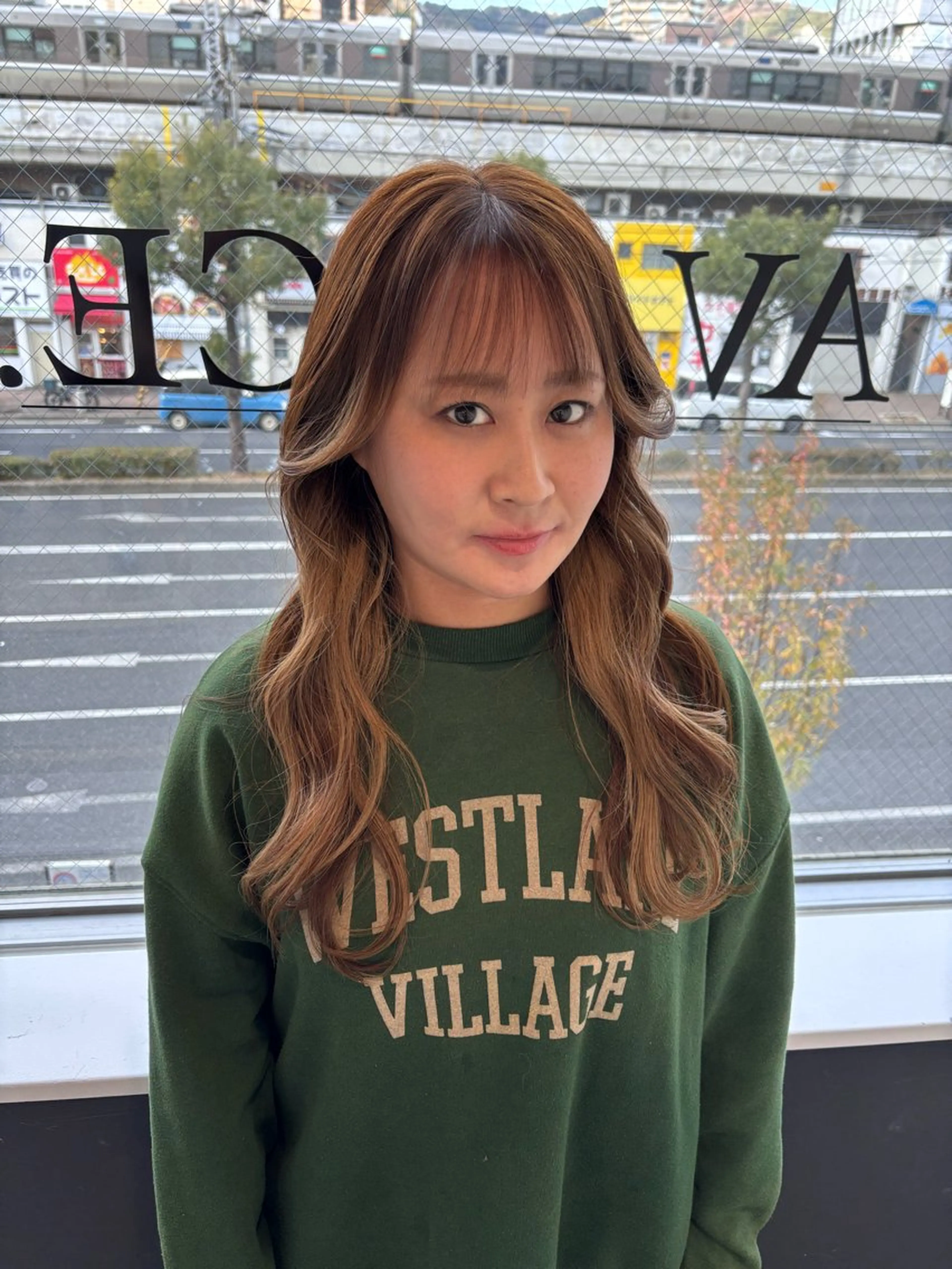 ロング カラー アッシュ ベージュカラー ブリーチ 穐田 航のヘアスタイル