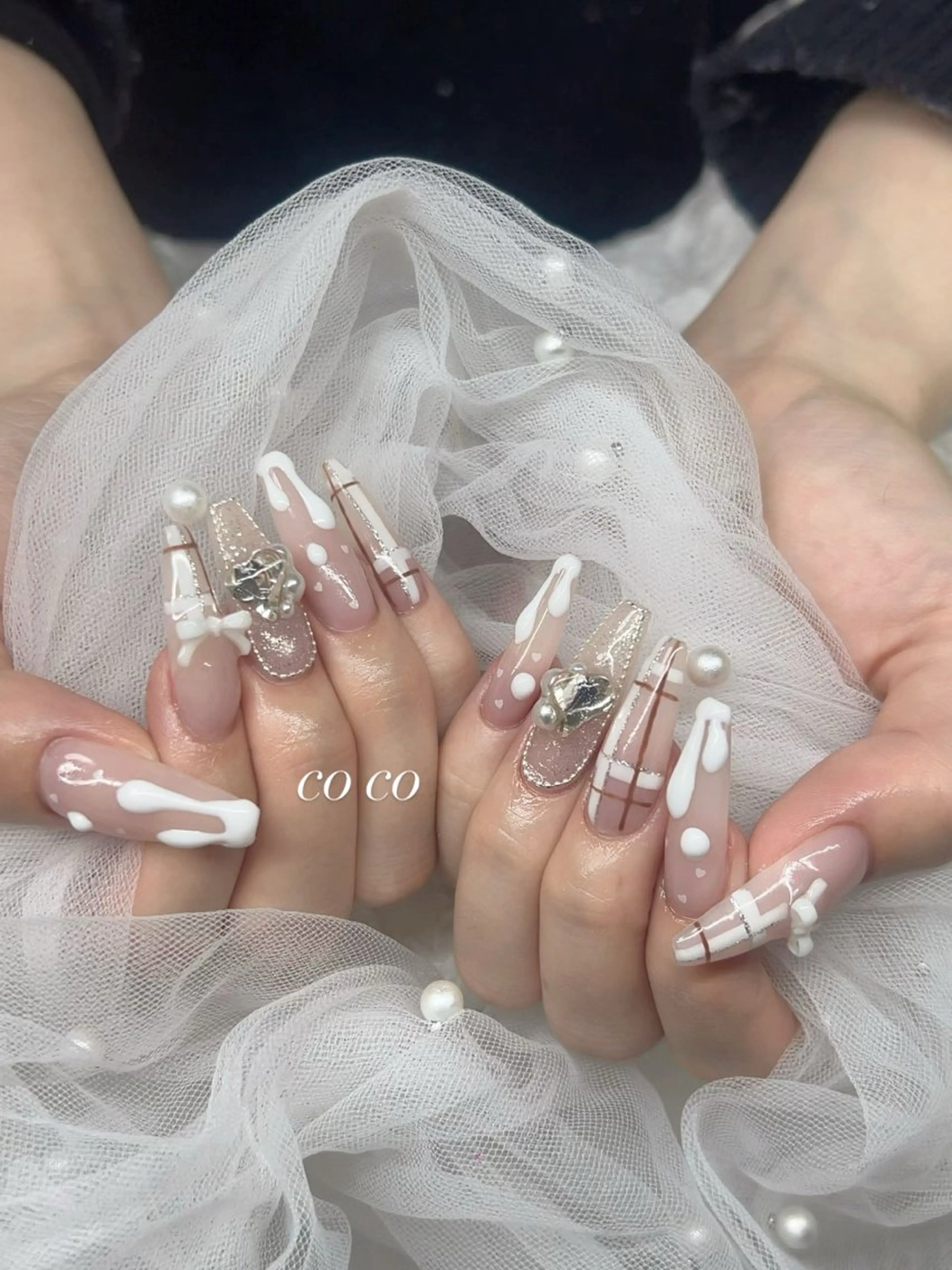 ネイル 氷ネイル・うるうるネイル ピンク バレンタイン ホワイト ハンドネイル COCO ネイルのネイルデザイン