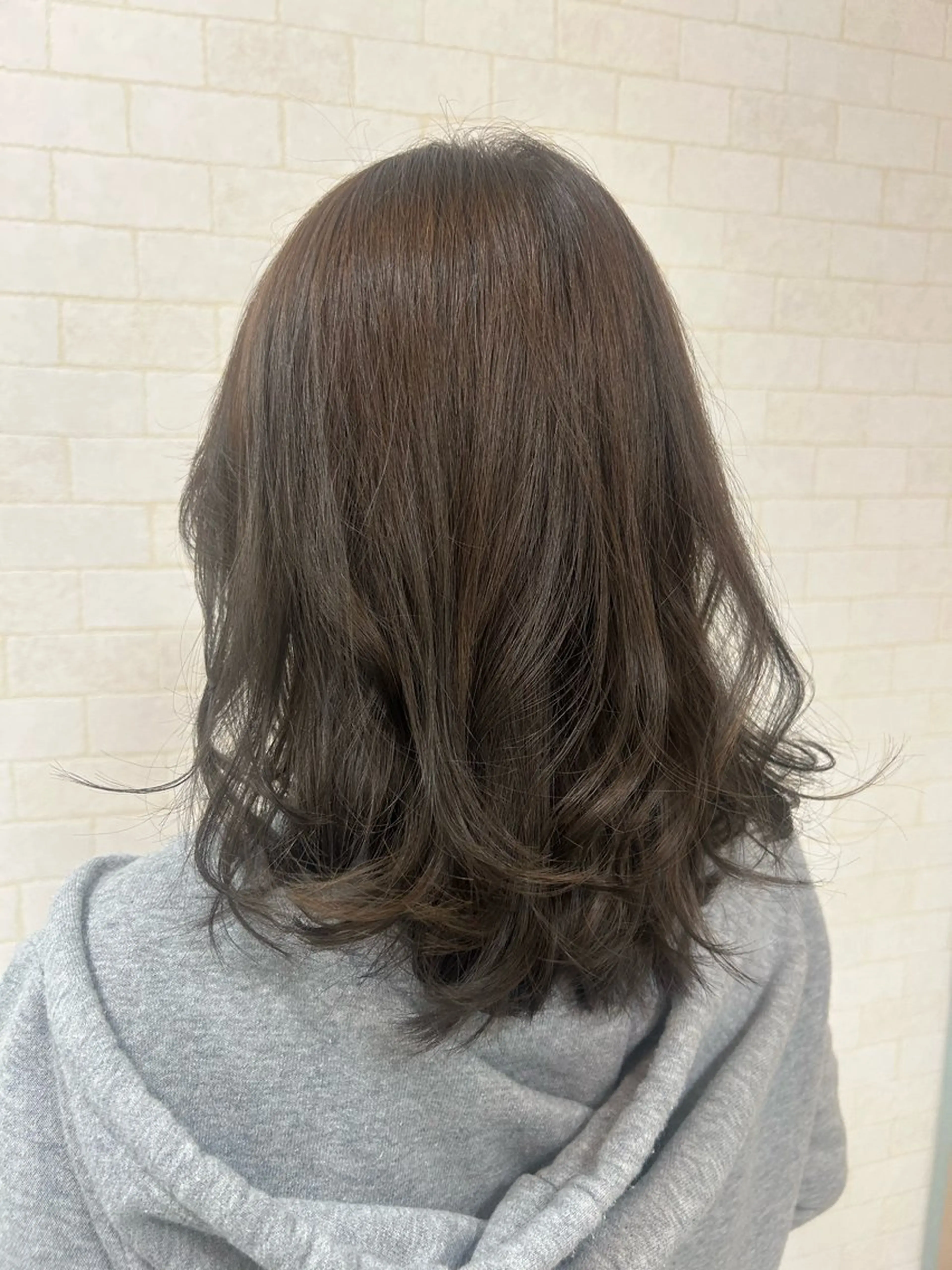 ミディアム カラー アッシュ ブリーチ シルバー シルバーアッシュ カット ヘアカラー 瀧 葉月のヘアスタイル