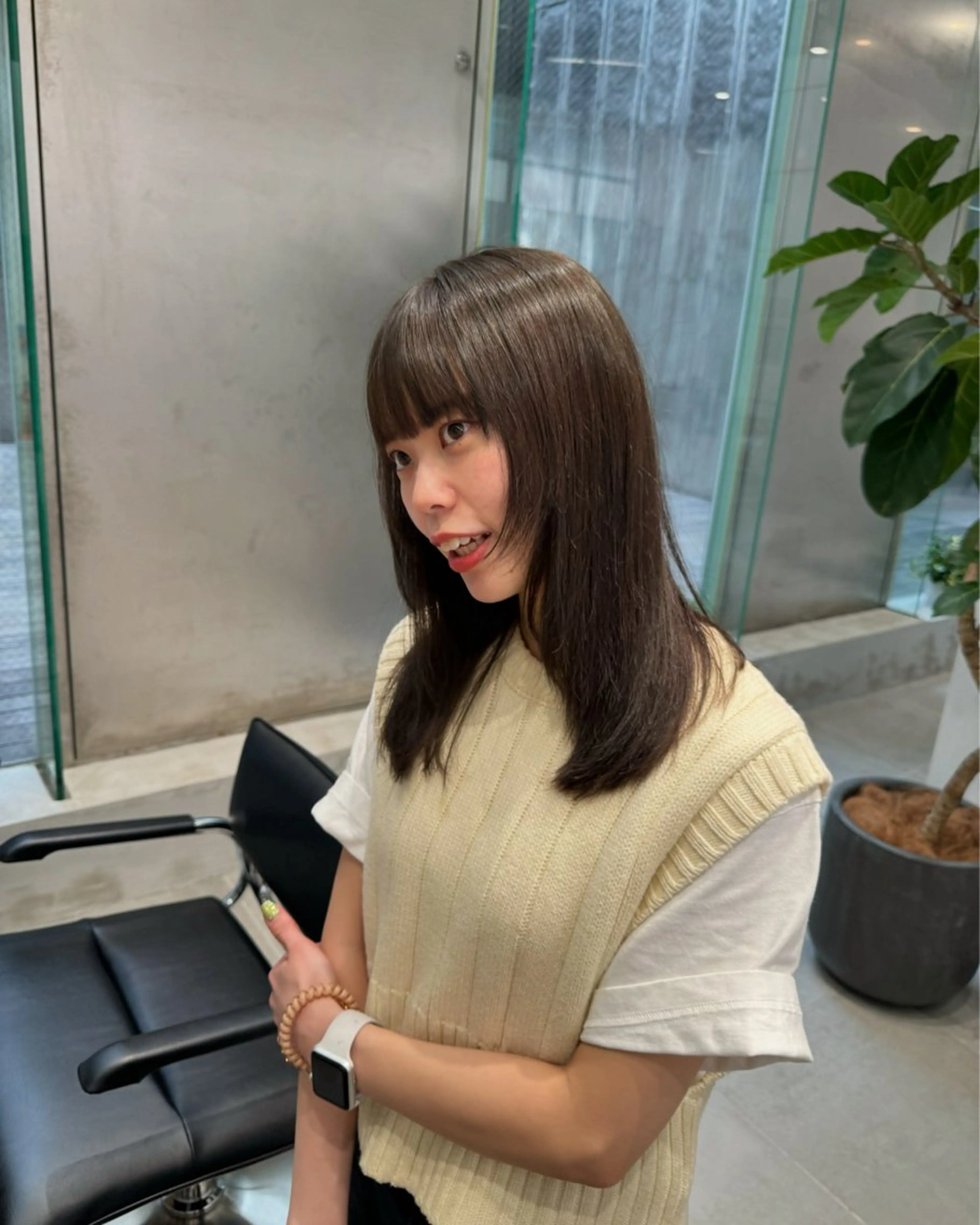 ミディアム カラー オリーブカラー 顔まわりレイヤー 顔周りカット レイヤーカット ブリーチなし 寒色カラーのヘアスタイル