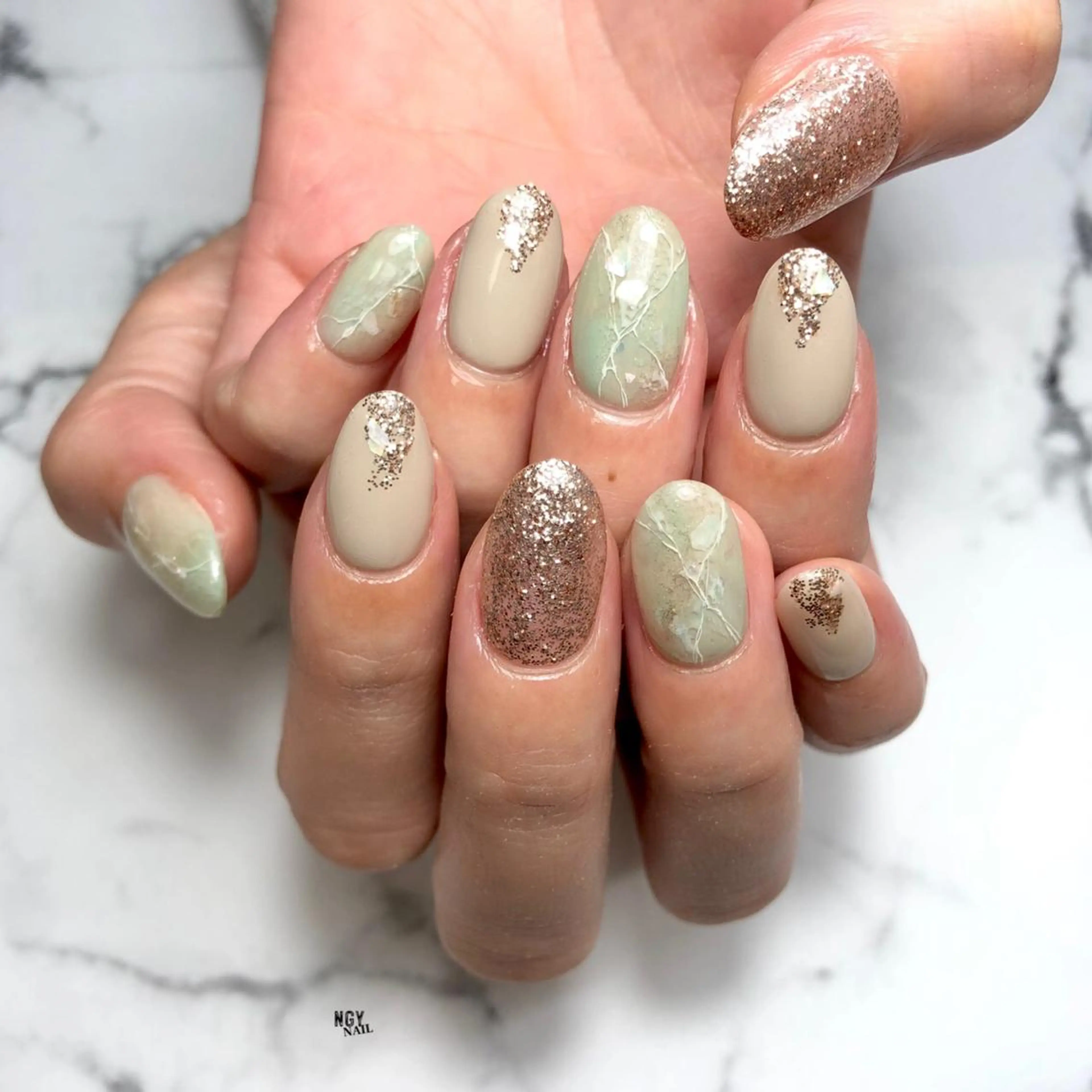 ネイル ジェルネイル グリーン ラメ(グリッター) 大理石ネイル(マーブル) ニュアンスネイル ハンドネイル NAIL NOWのネイルデザイン