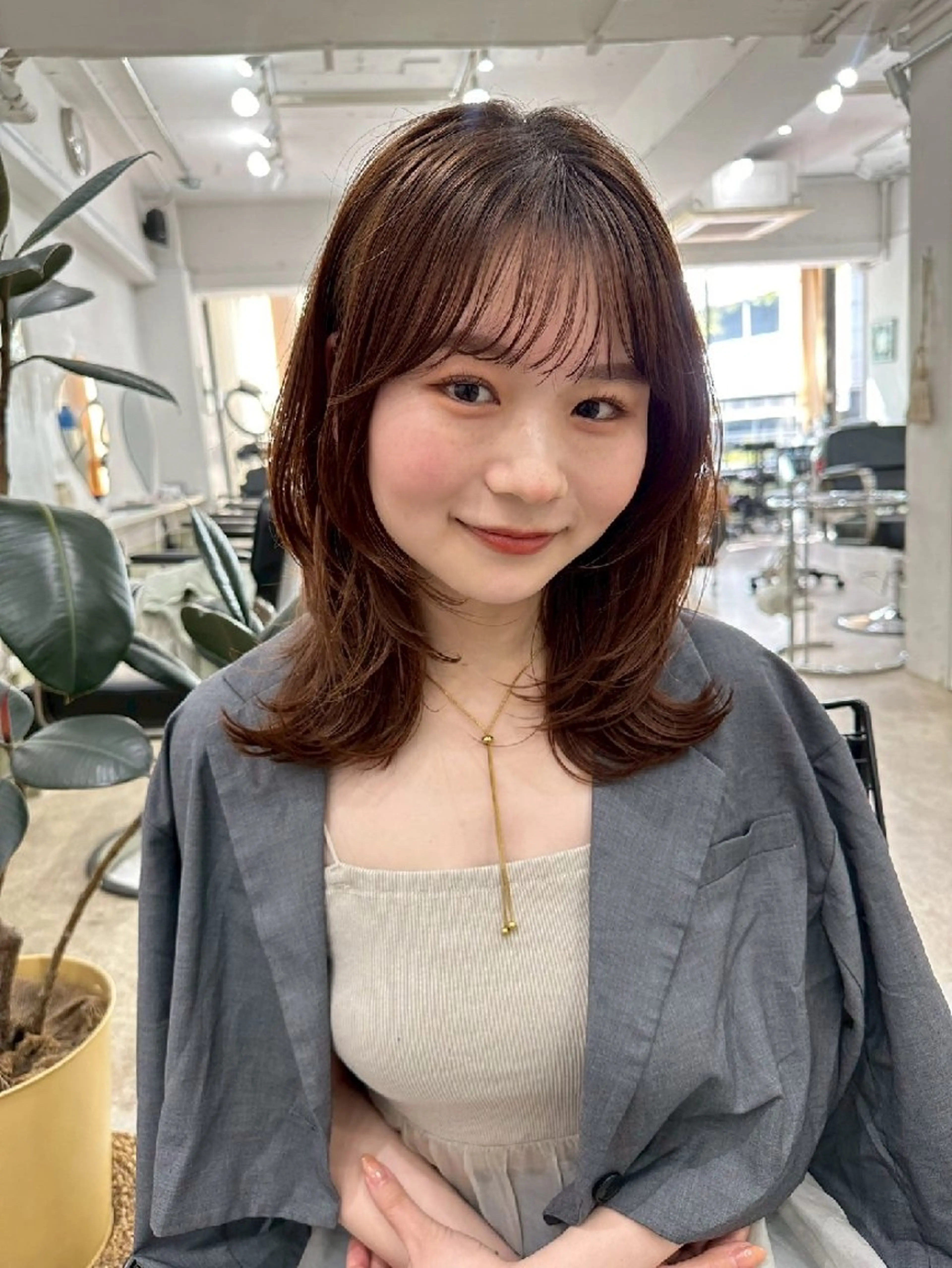 ミディアム カラー ブラウンカラー ココアブラウン ナチュラルブラウン くびれヘア ヨシンモリ カット ヘアカラー トリートメント HONEY渋谷 髪質改善/レイヤーのヘアスタイル