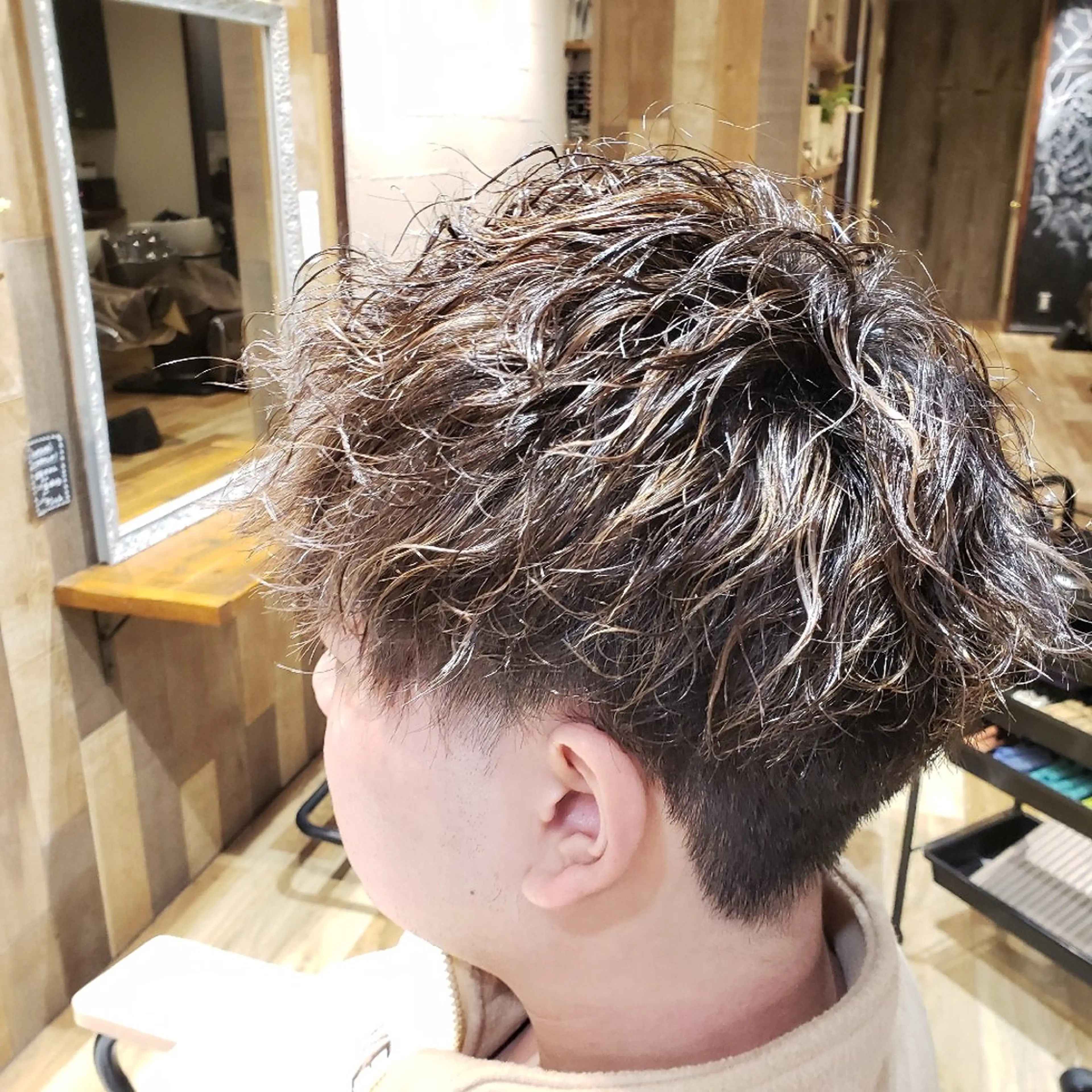 メンズ パーマ メンズハイライト メンズパーマ 槌本 健成のヘアスタイル