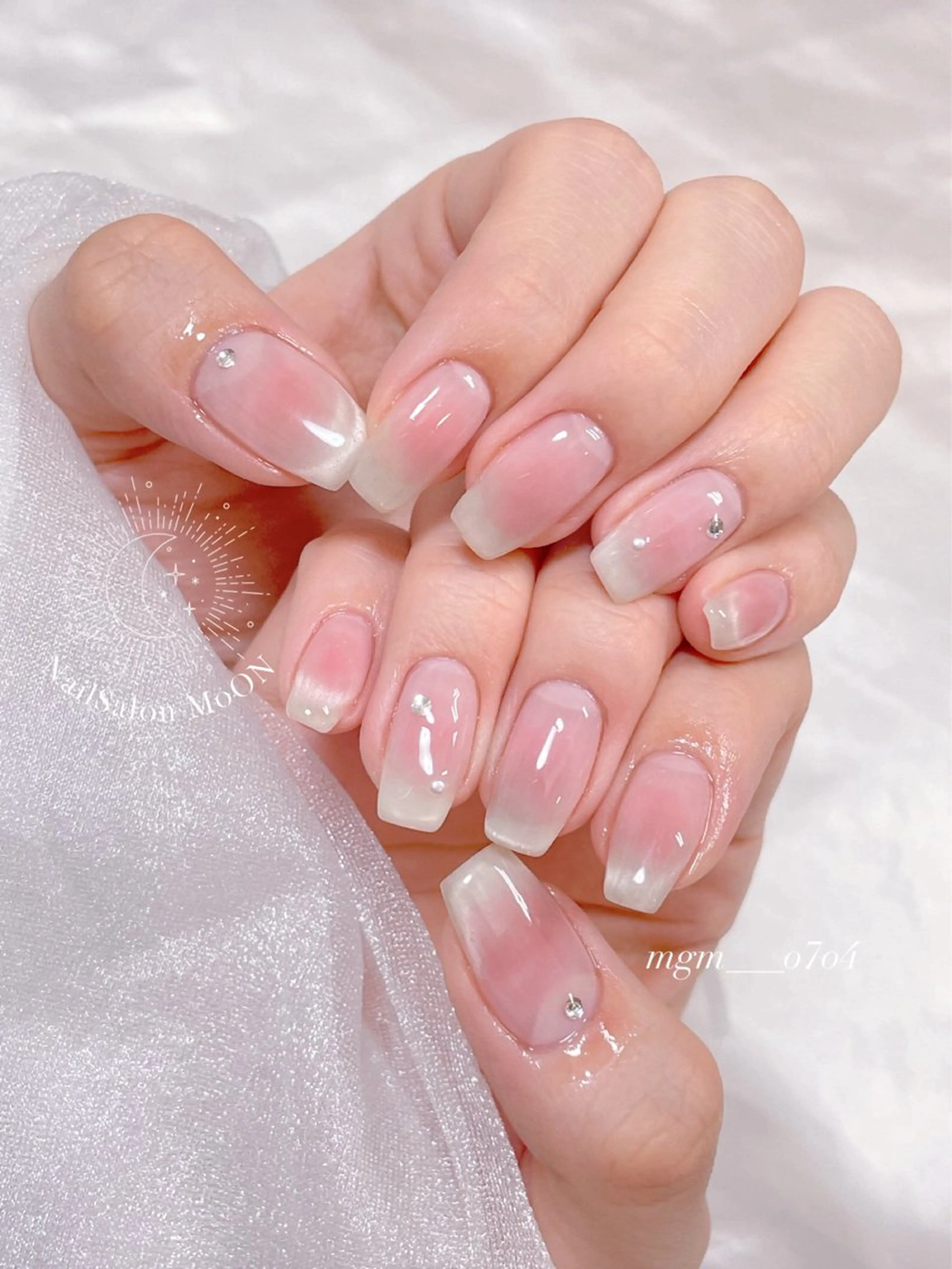 MoON...❤︎ MeGuのネイルデザイン
