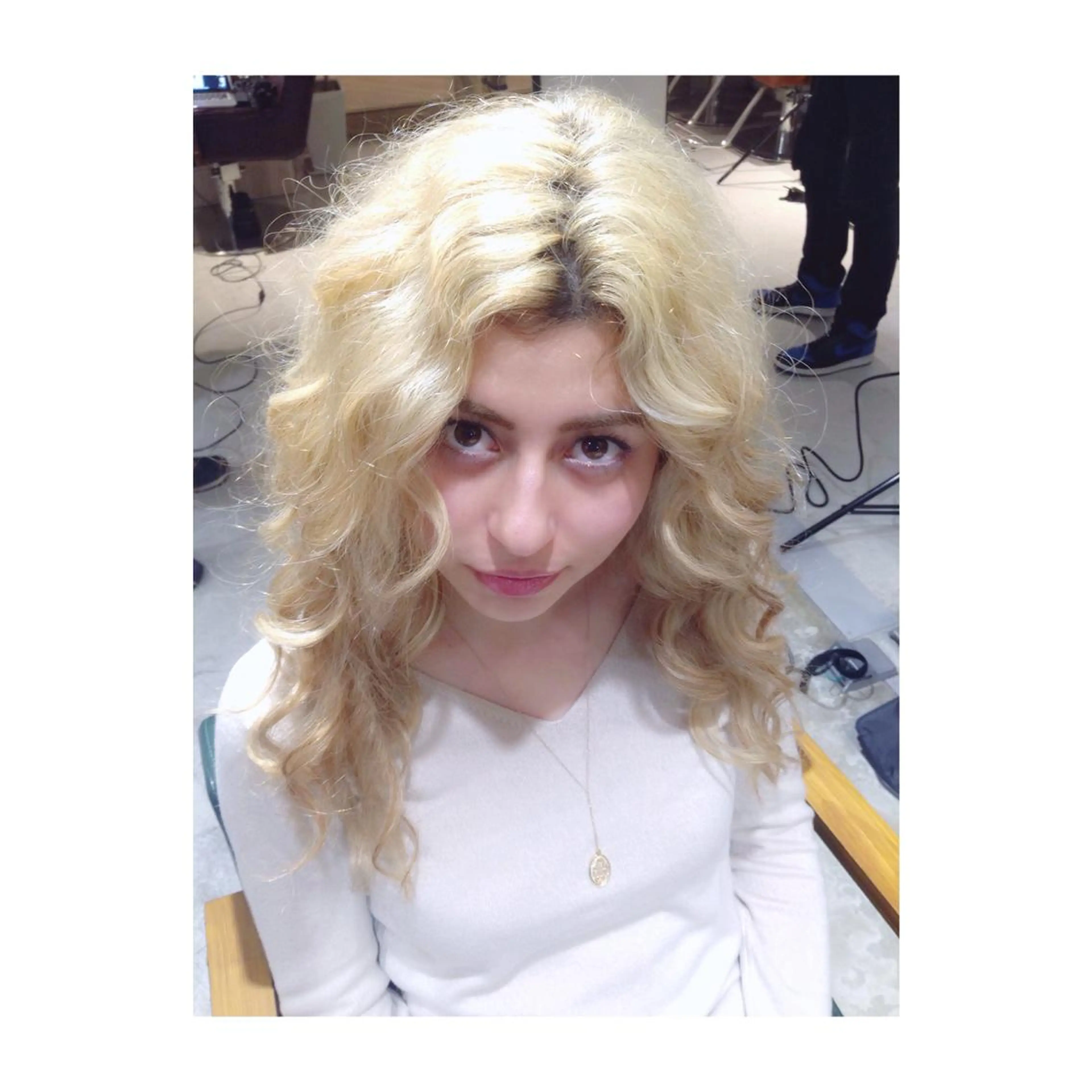 ミディアム セミロング ロング カラー ブロンド 外国人風カラー アオガミ （前髪顔周りカット）のヘアスタイル