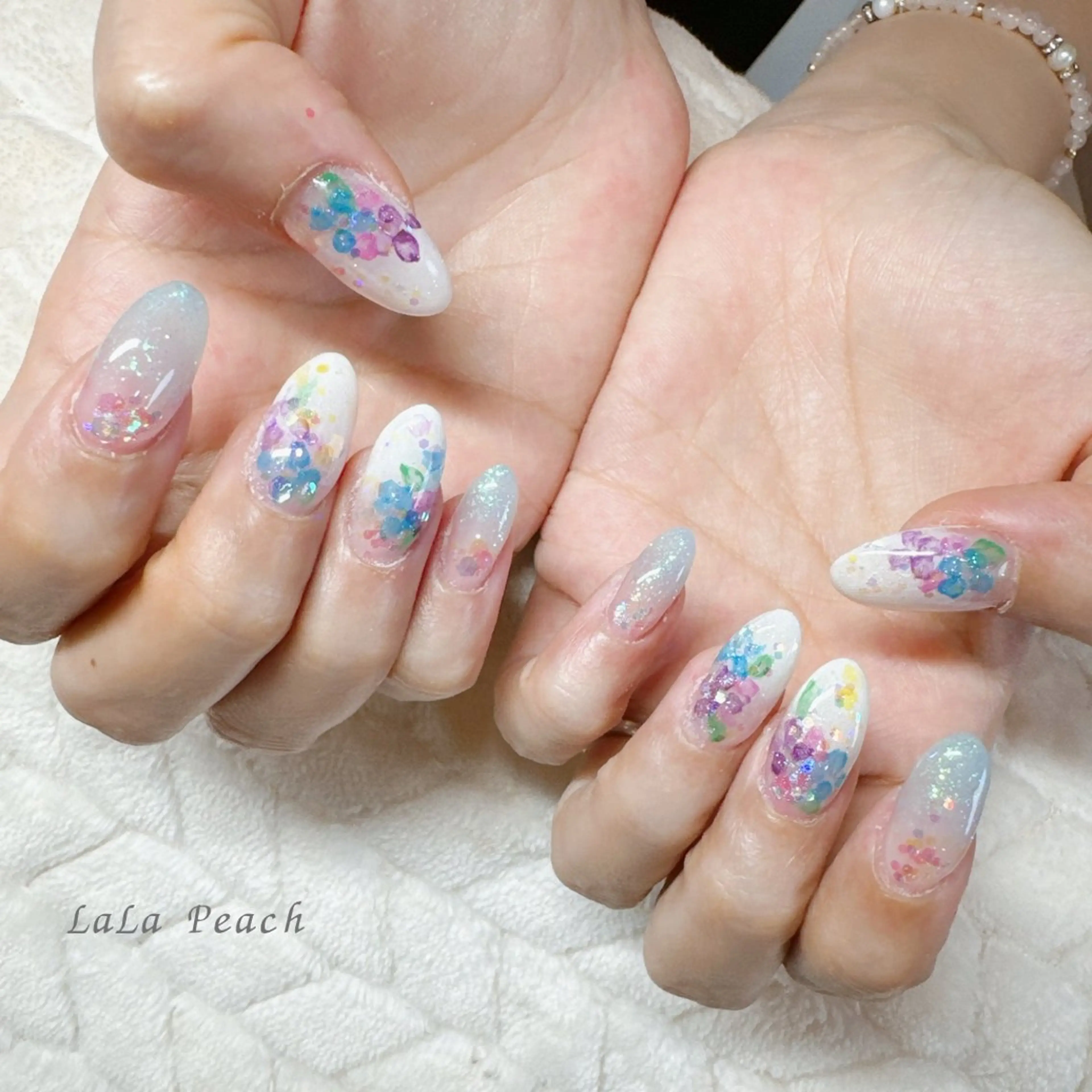 ネイル ジェルネイル グラデーション ホログラムネイル 夏ネイル ホワイト ハンドネイル LaLa Peach 福岡のマツエク・マツパデザイン