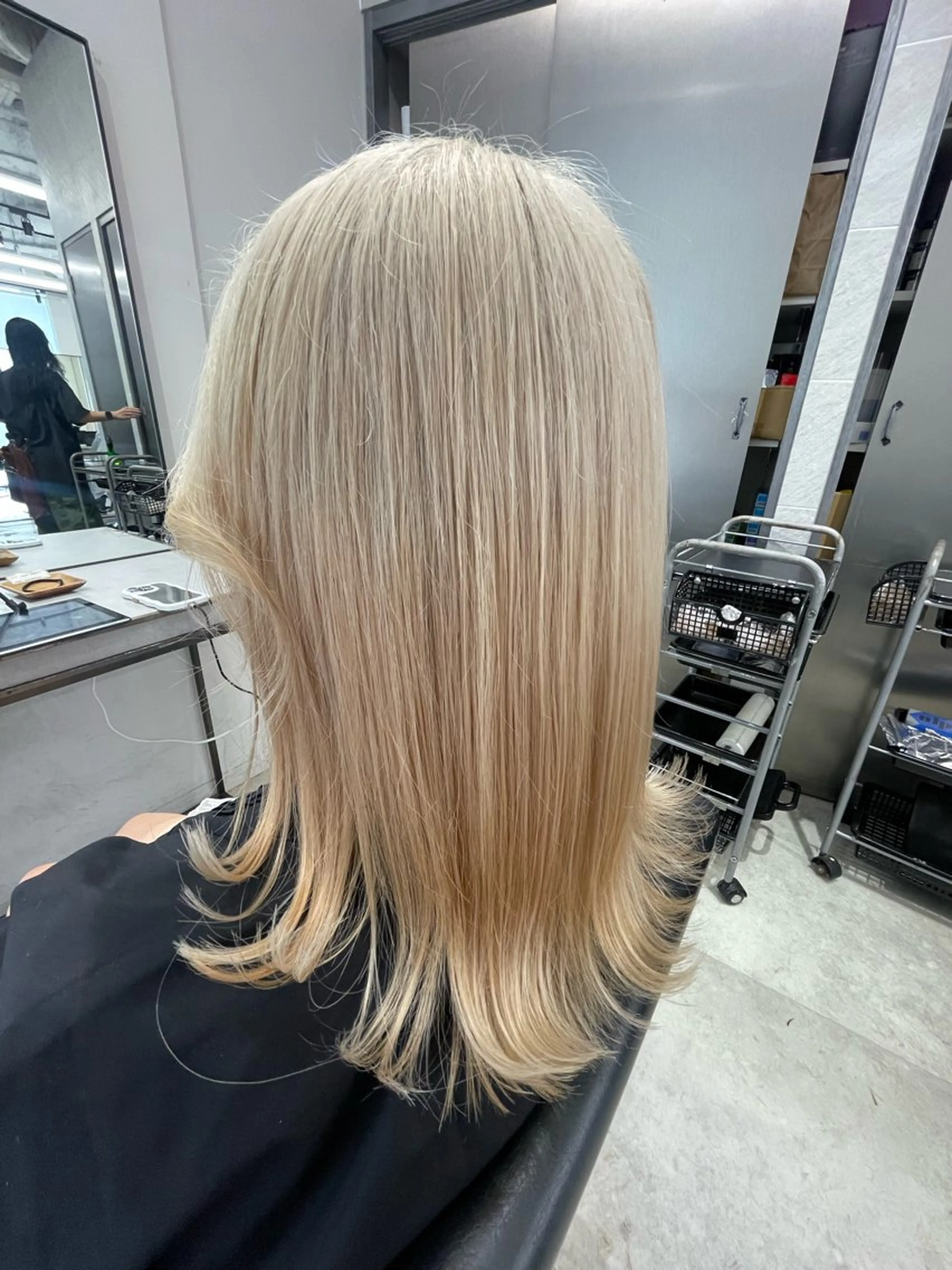 セミロング カラー ベージュカラー ブリーチ ハイトーンカラー ホワイトベージュ トリートメント カット ヘアカラー トリートメント 透明感カラー✨艶髪 制作🌱山根あゆみのヘアスタイル