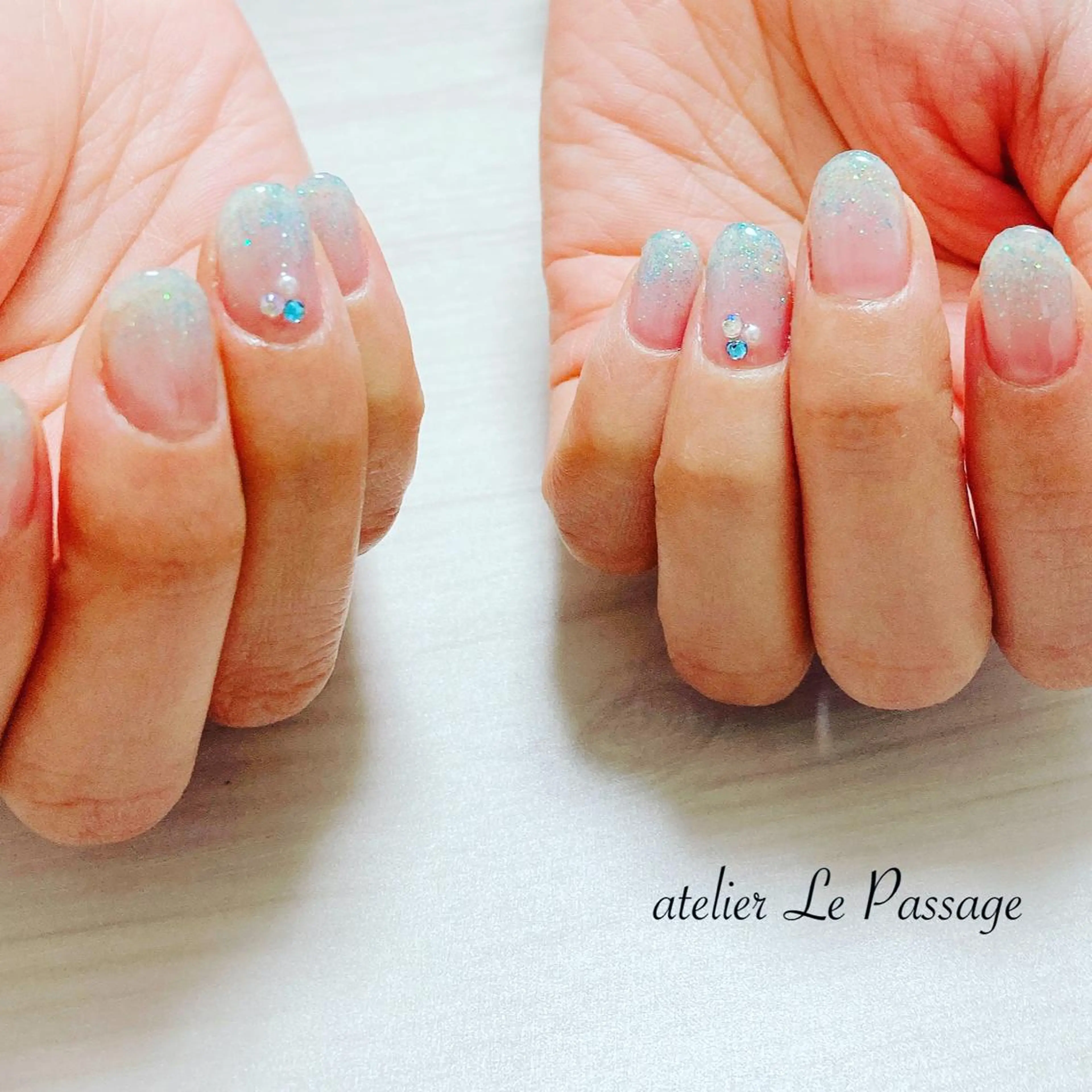 ネイル ジェルネイル グラデーション キラキラネイル ラメ(グリッター) オフィスネイル Atelier Le Passage所属・h nakatsukaのネイルデザイン