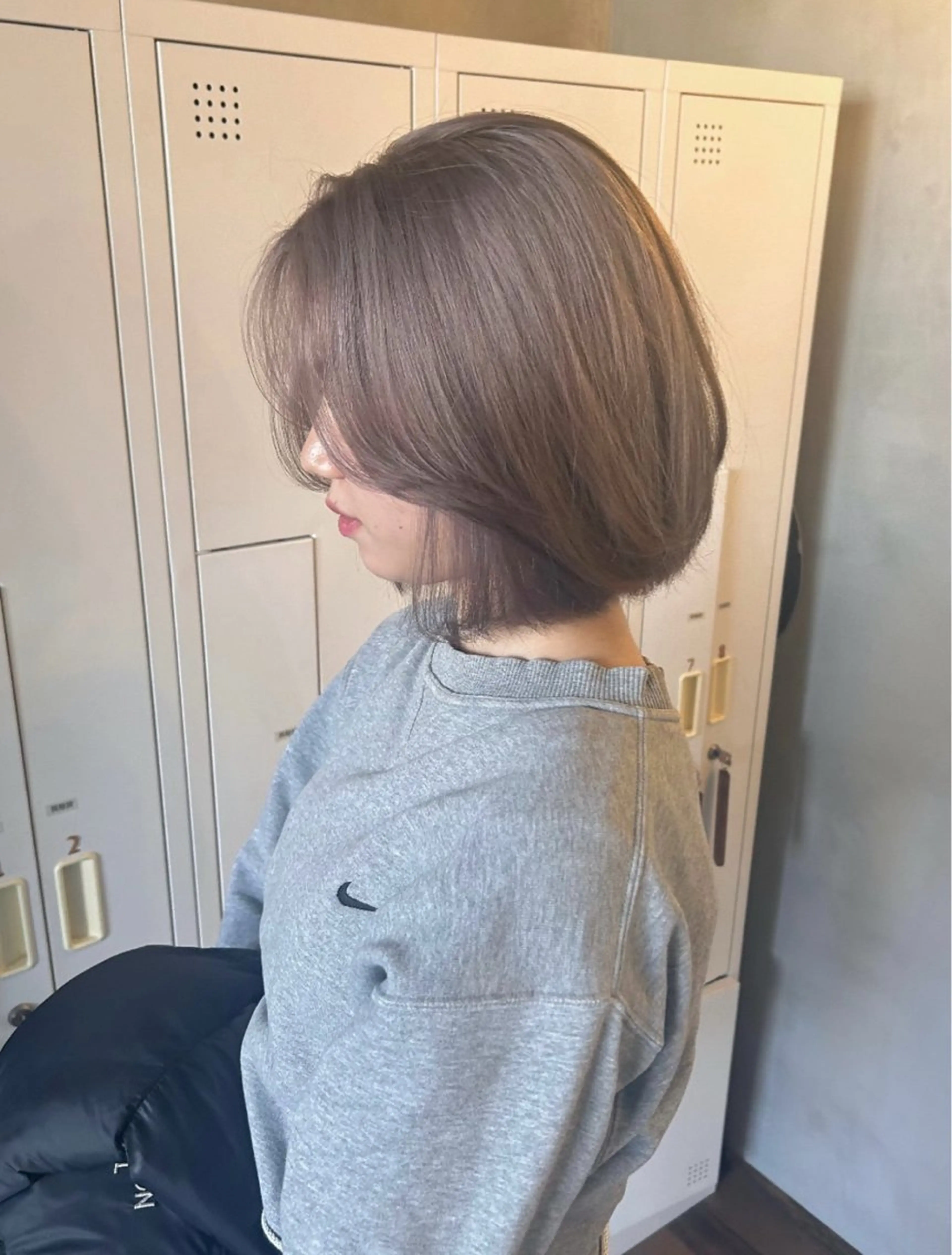 ショート カラー ブリーチ シルバー ヘアカラー トリートメント nacoハイトーン ベージュ🍒のヘアスタイル