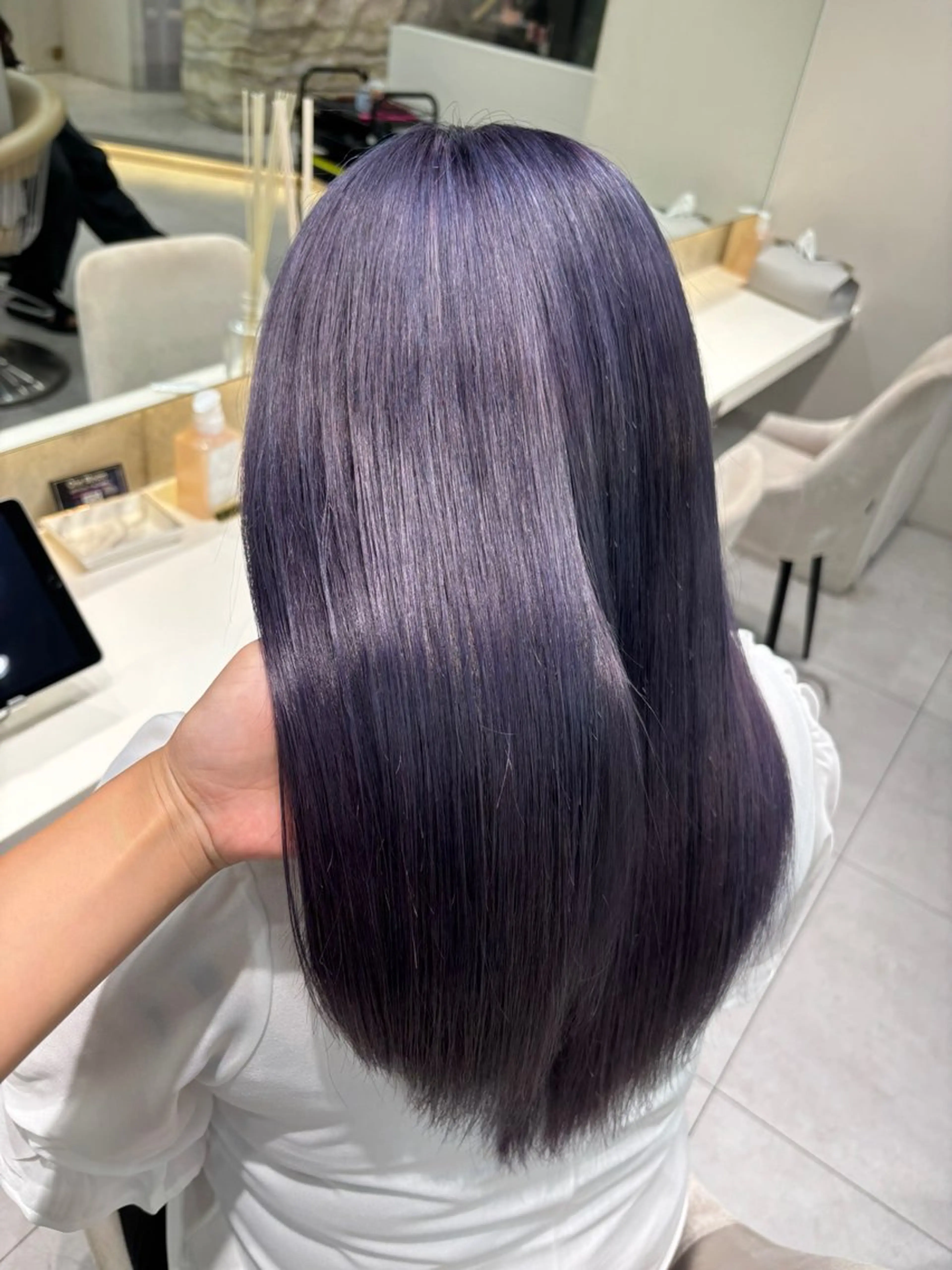 カラー ブリーチ シルバー あいり／艶髪 、透明感カラー🩶のヘアスタイル