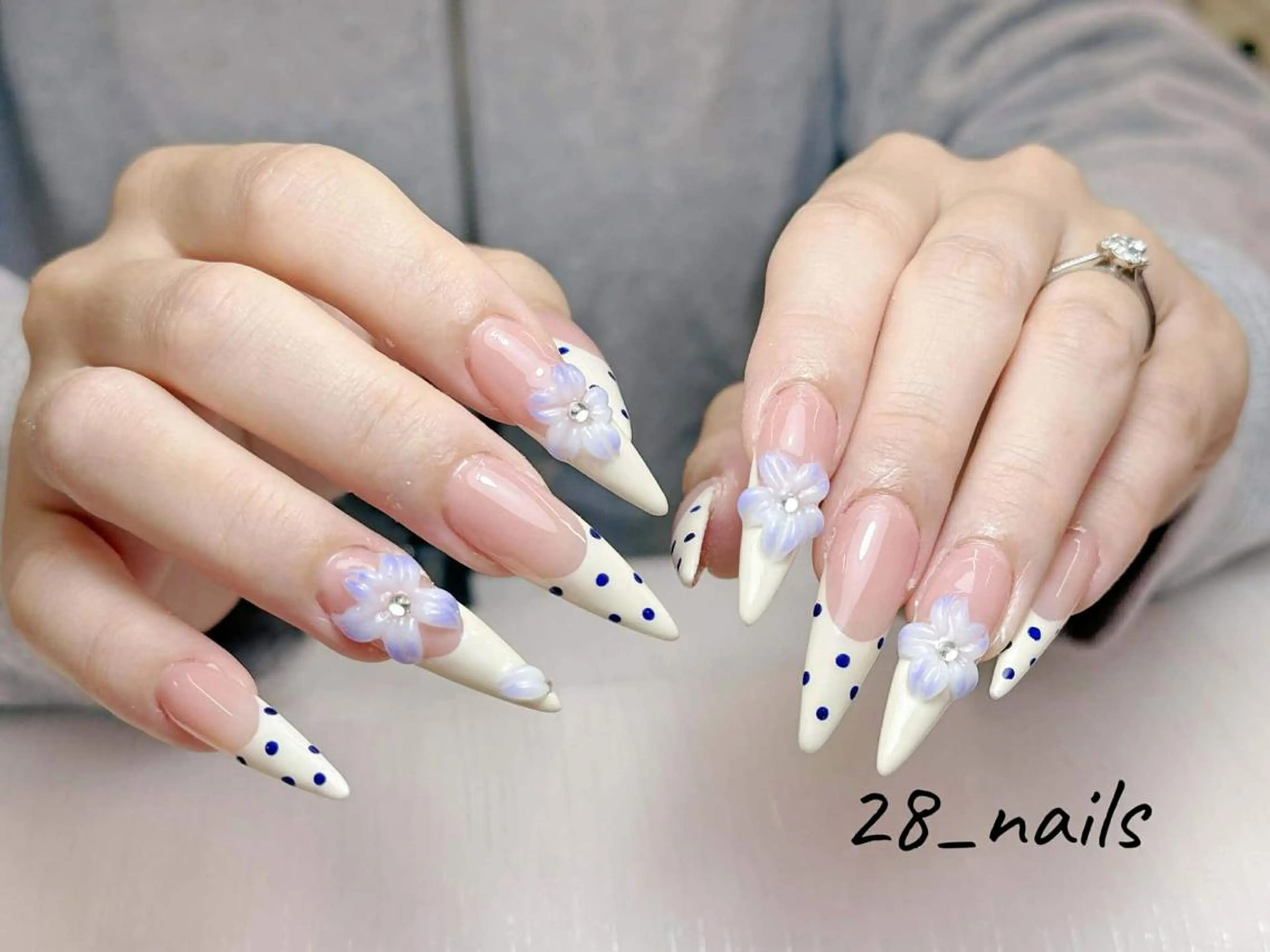 ロング ハンドネイル ニャット アインのネイルデザイン
