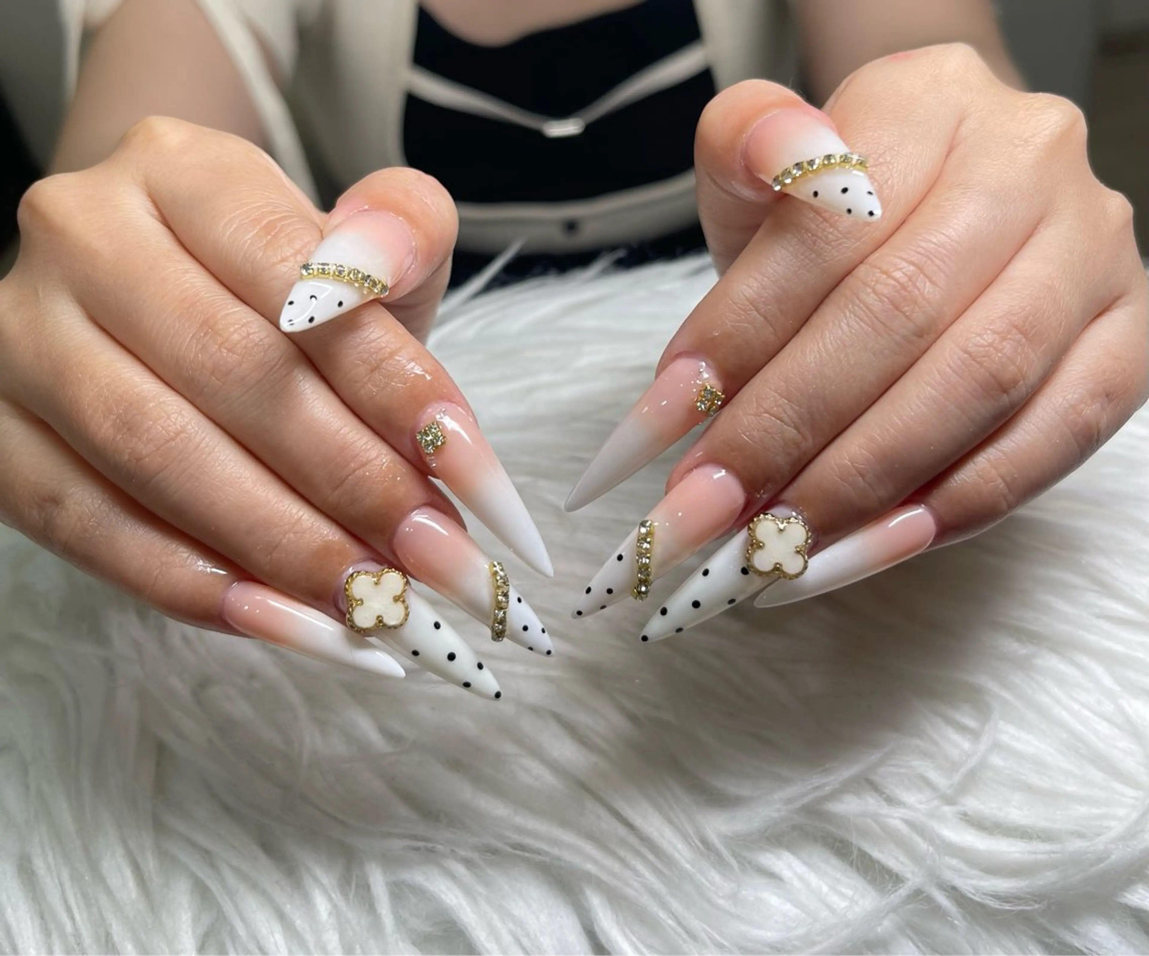 ネイル オーロラネイル クリアネイル フラッシュネイル ジェルネイル グラデーション ハンドネイル ZUZU AMEE NAILのネイルデザイン