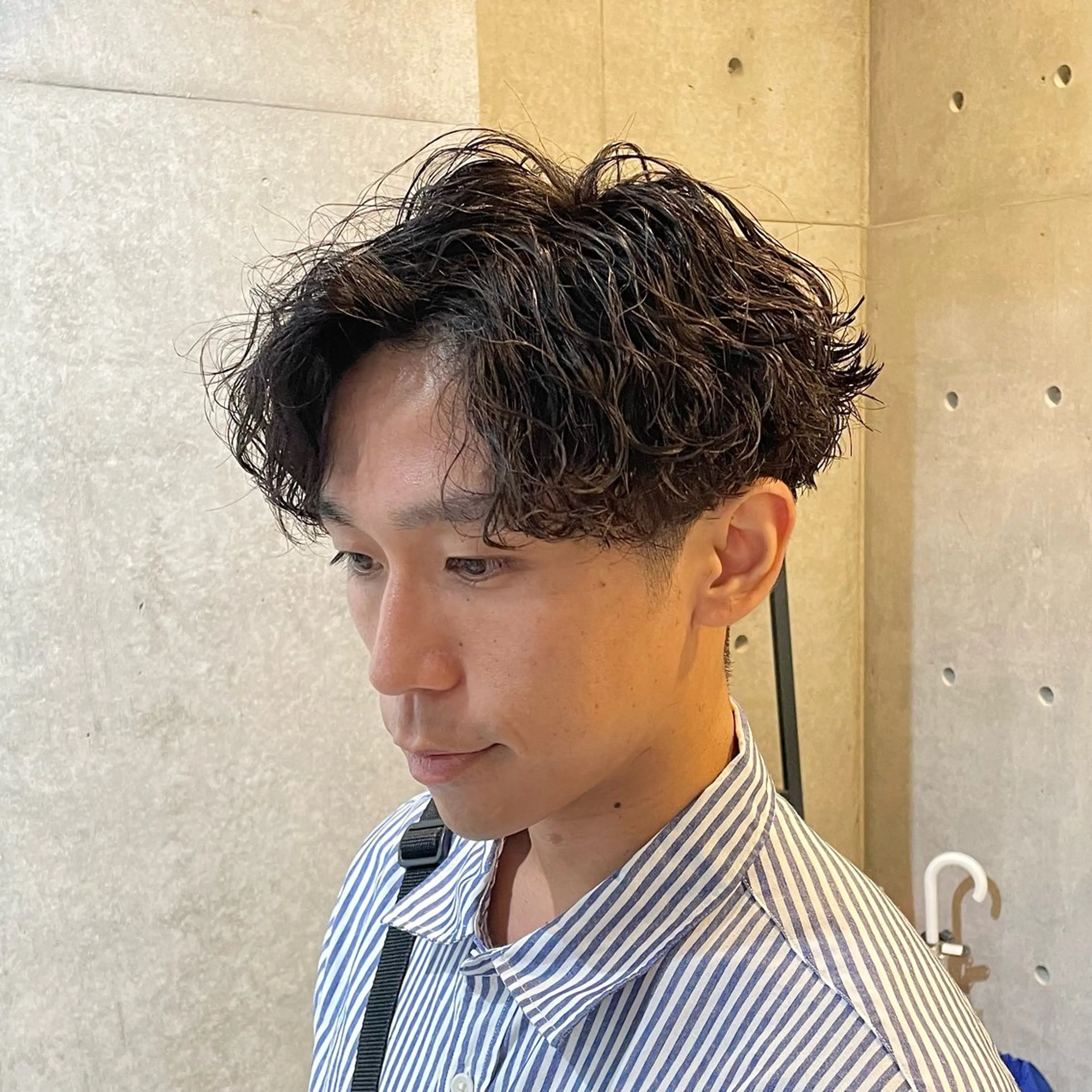 ショート パーマ メンズ センターパート メンズハイライト メンズメッシュ メンズパーマ スパイキーショート 中崎町メンズパーマ/ シャドウ/山下拓実のヘアスタイル
