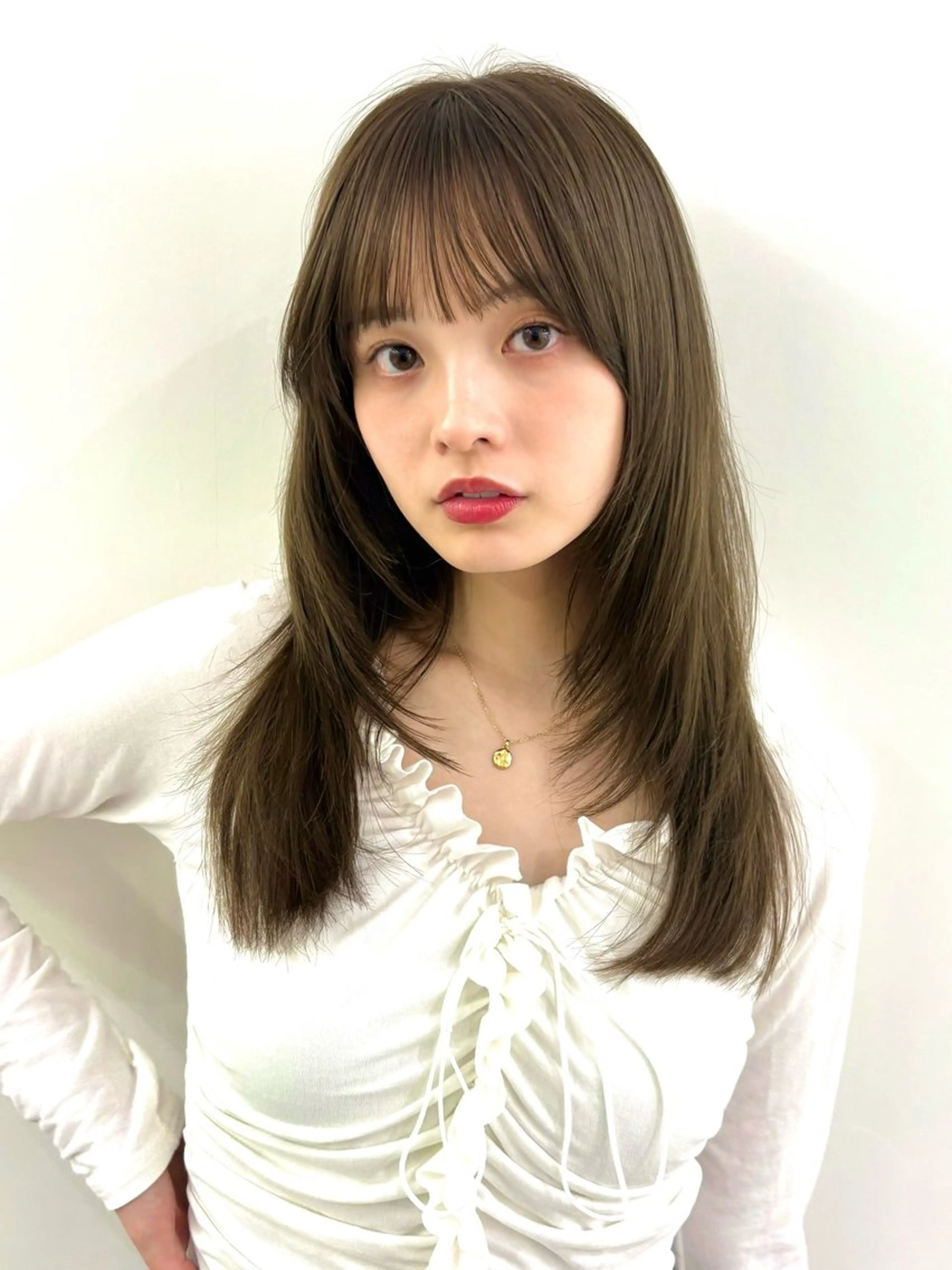 セミロング カラー ベージュカラー 透明感カラー グレージュ レイヤーカット カット ヘアカラー トリートメント タッセルボブ/韓国 レイヤー/髪質改善のヘアスタイル