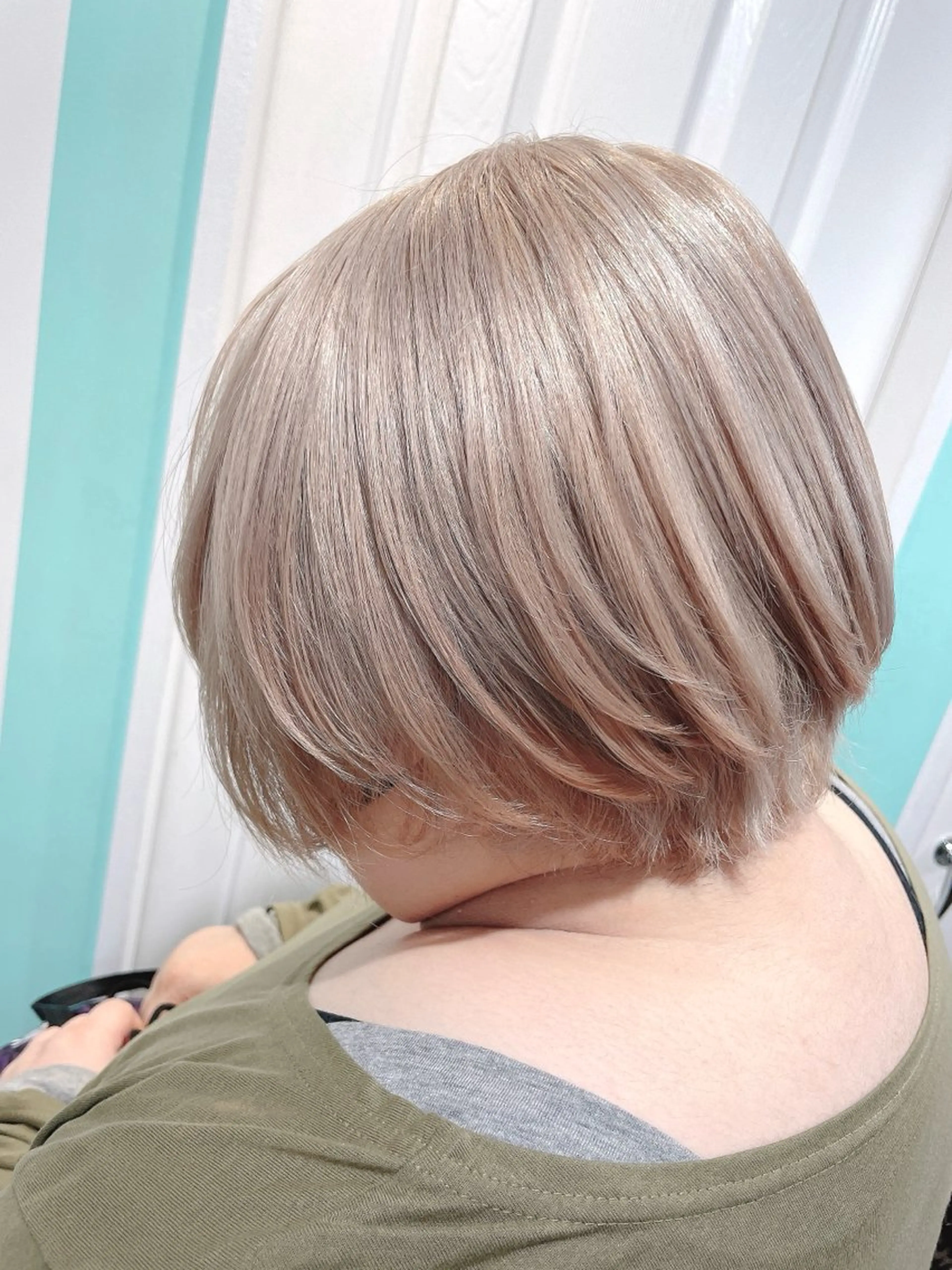 ショート ヘアカラー 原 千景のヘアスタイル