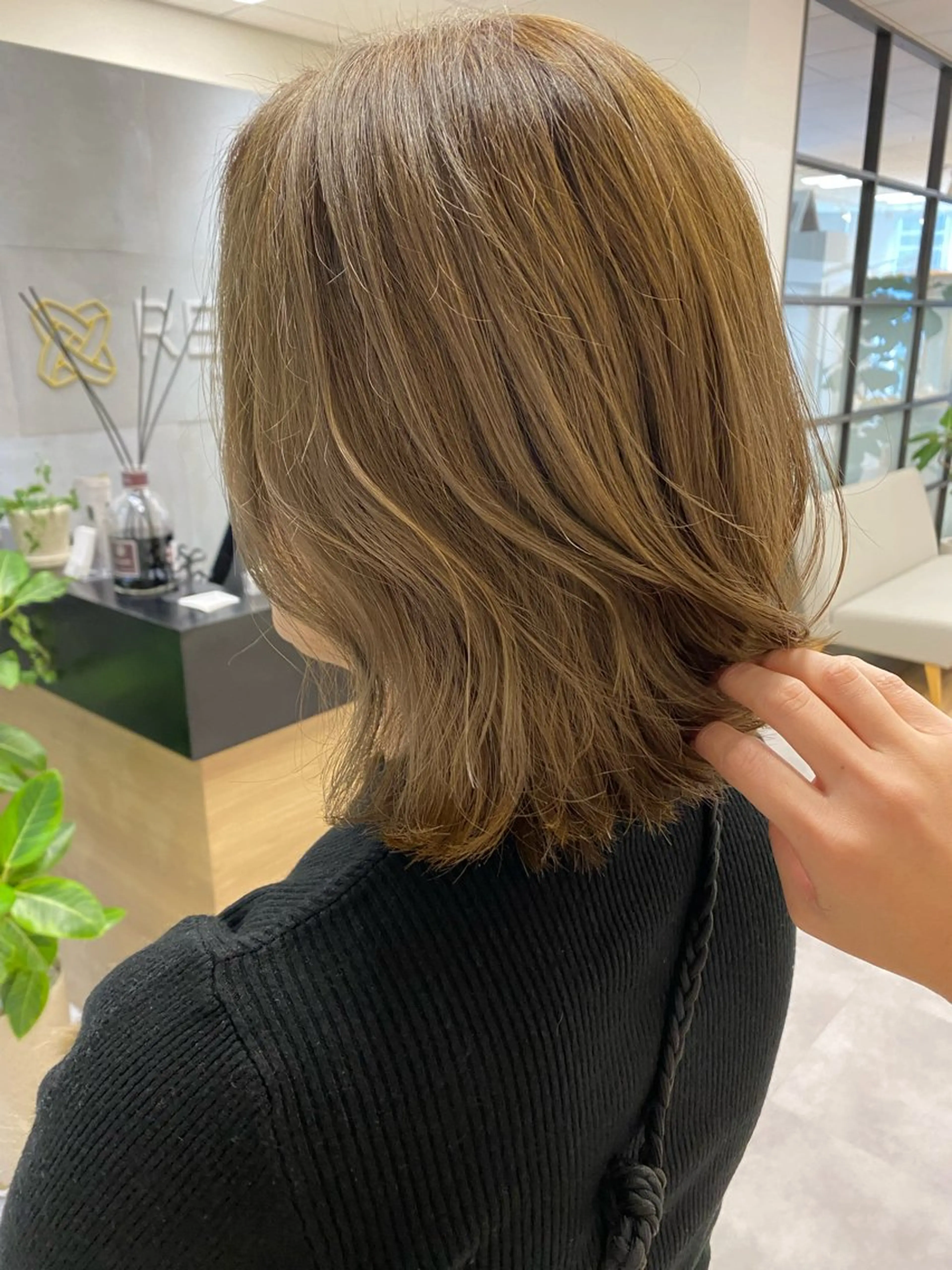 ミディアム カラー ベージュカラー オリーブベージュ 中尾 綺のヘアスタイル