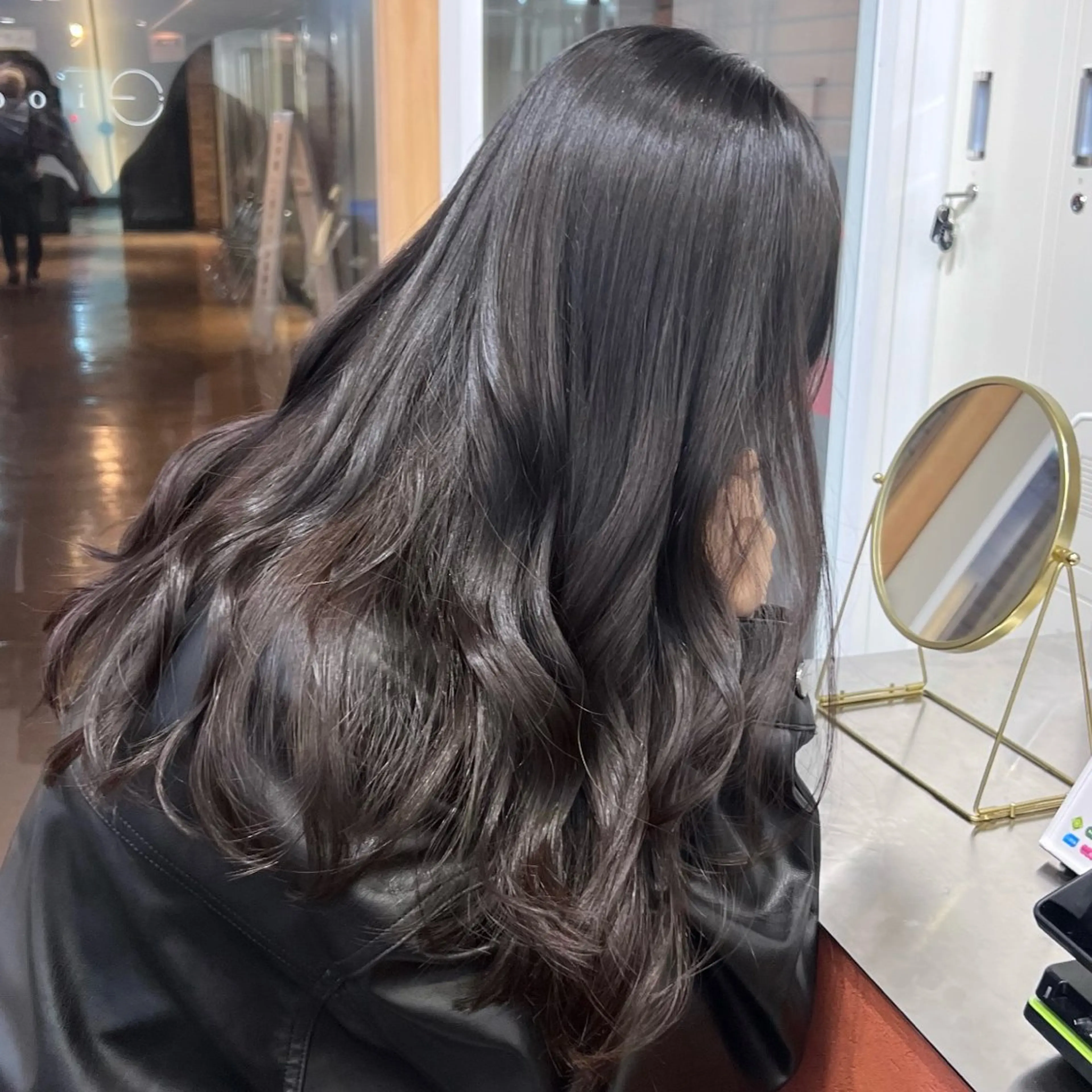 ロング カラー パーマ ベージュカラー 黒髪 ブルーカラー ブルーブラック ブラウンカラー カット ヘアカラー 縮毛矯正 トリートメント akira｜ 透明感ベージュ｜梅田のヘアスタイル