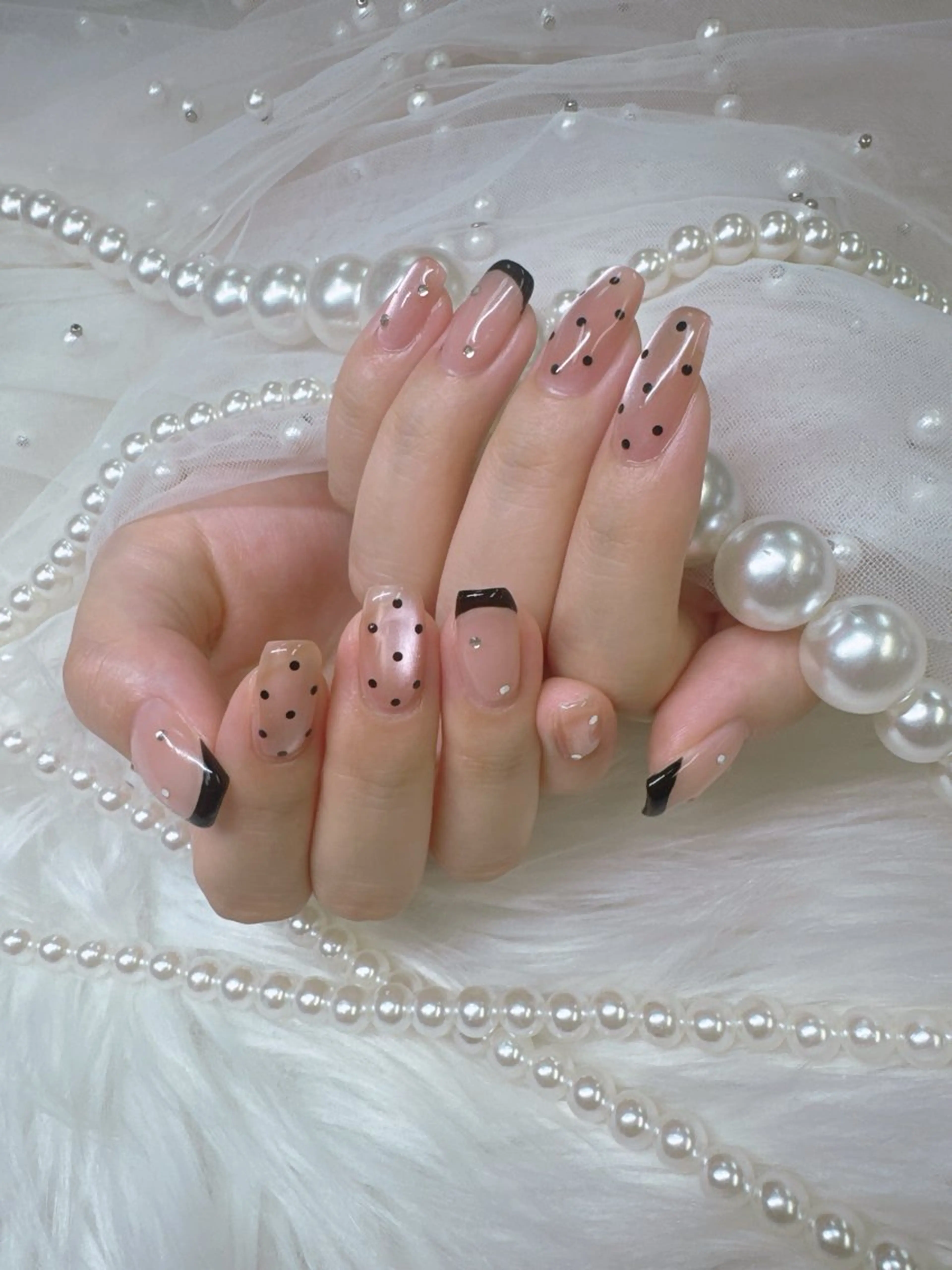 ネイル チークネイル ドット 長さ出し フレンチネイル ジェルネイル Queeens nailのネイルデザイン