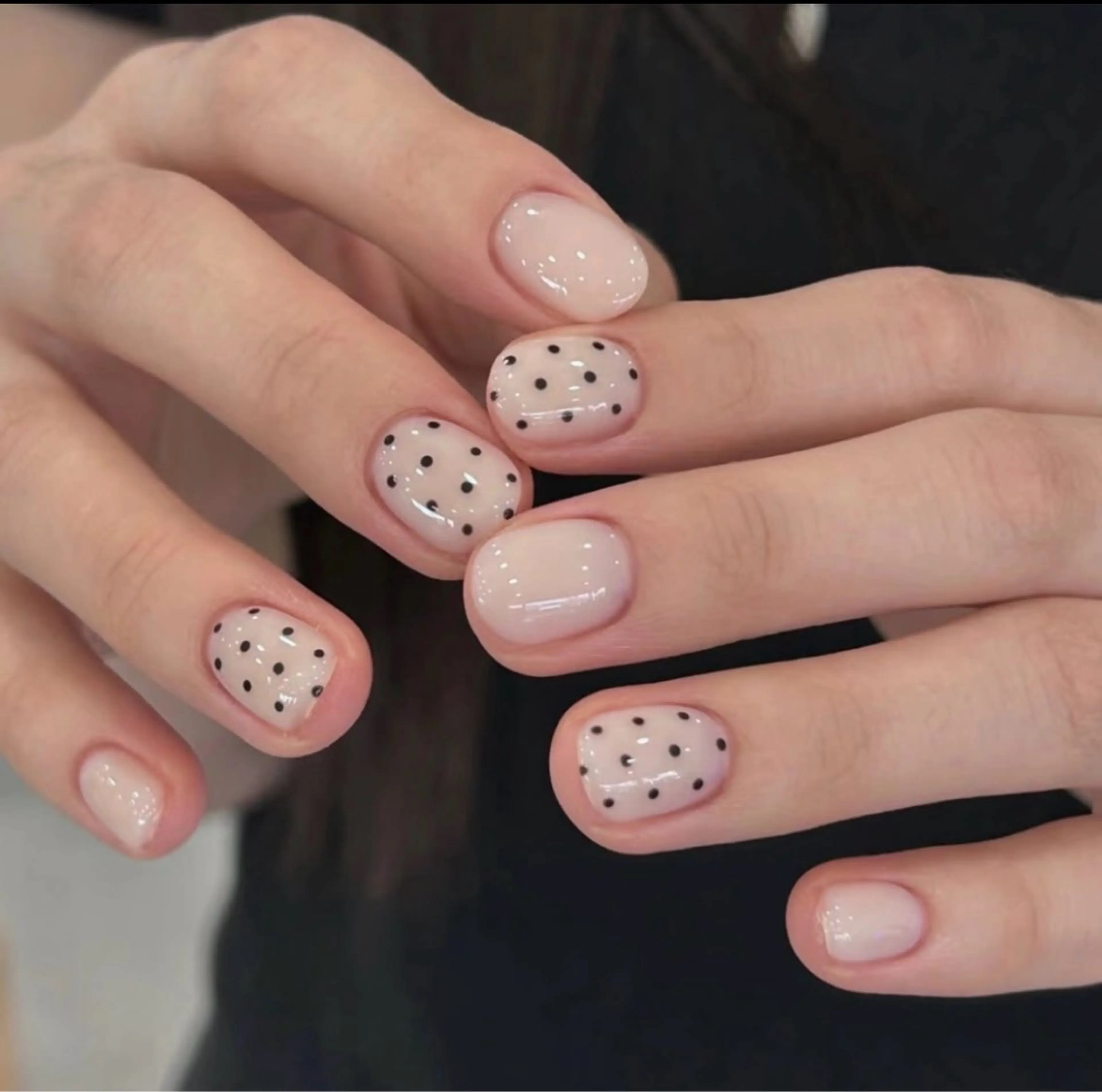 【韓国風ワンホンネイル🪞✨】マグネット×ミラーパウダー×ドットネイル💅🏻🤍の写真