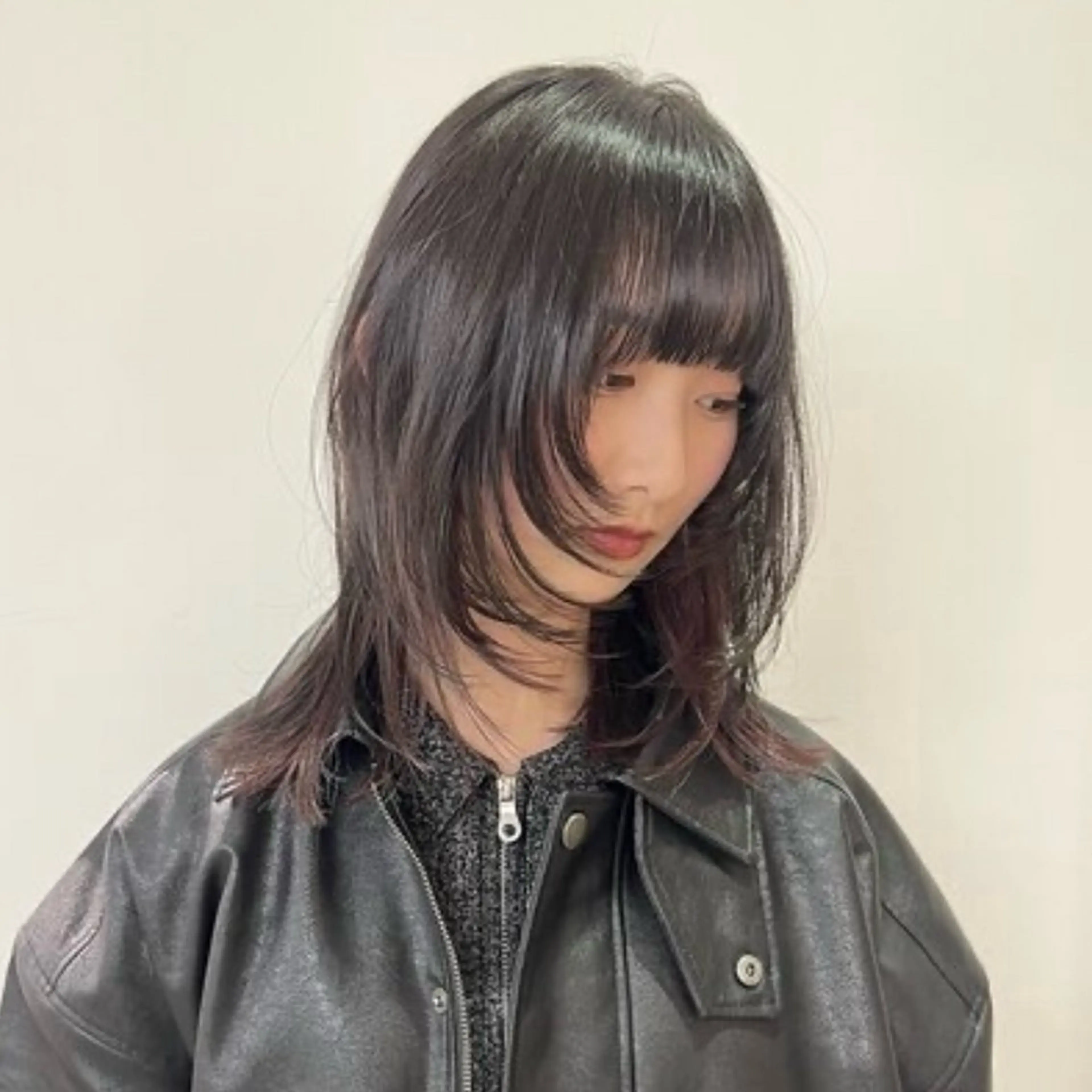 セミロング カット ヘアカラー トリートメント 松川ヒナ｜韓国レイヤ /耳つぼジュエリーのヘアスタイル