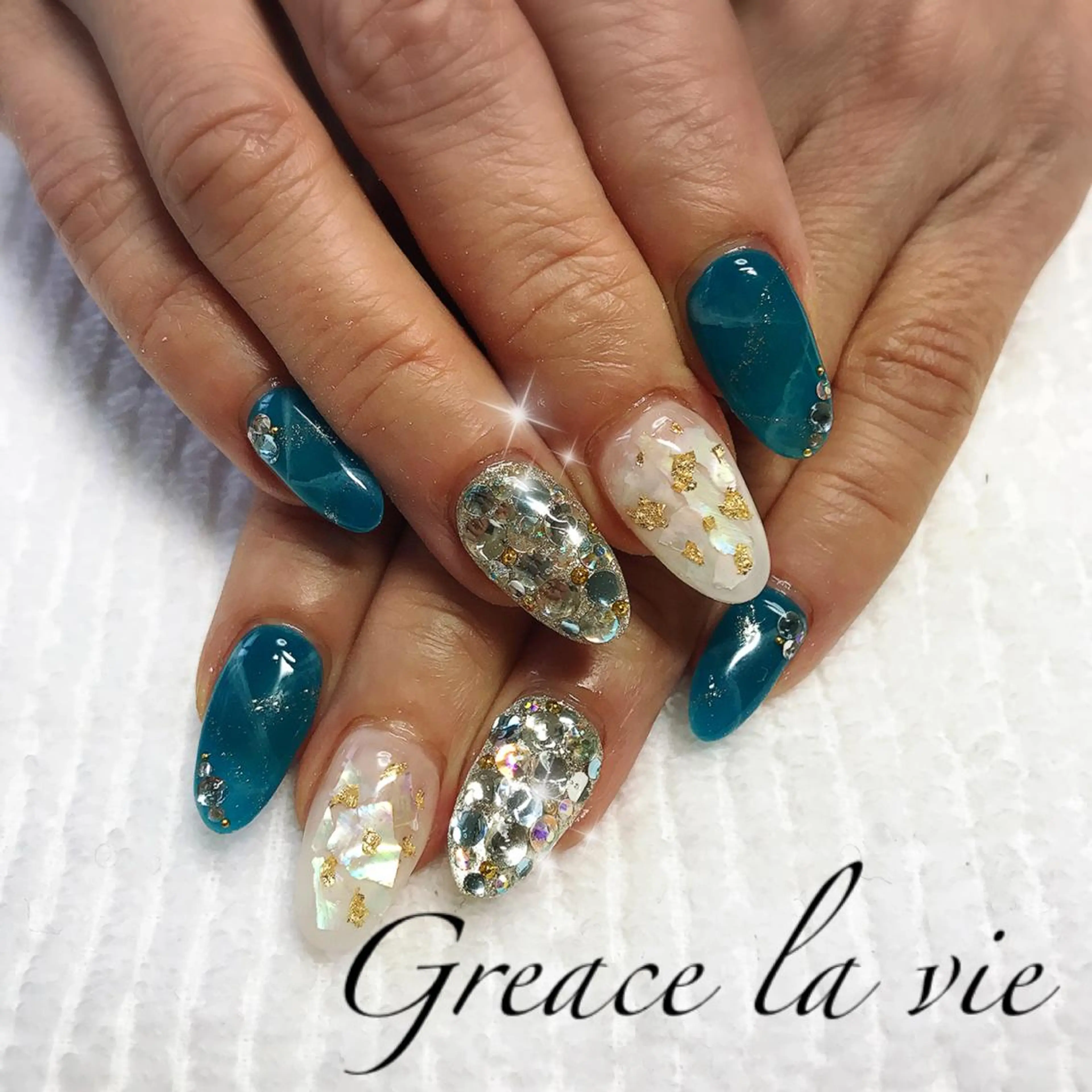 ロング カラー パーマ ヘアアレンジ キッズ ネイル マツエク・マツパ ブルーカラー ブルー Greace  la vieのネイルデザイン