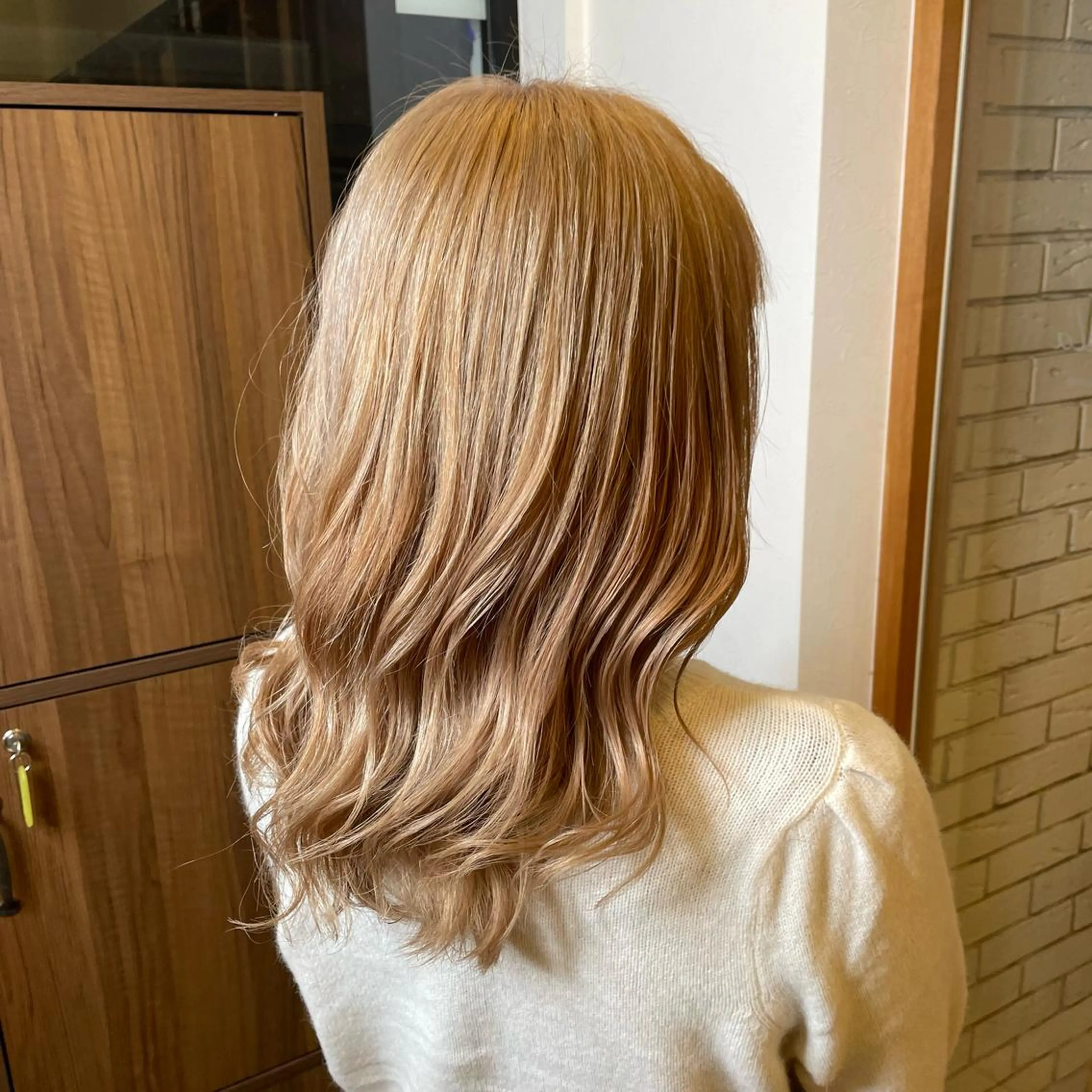 セミロング カラー ヘアアレンジ ベージュカラー ミルクティーベージュ 🎗秋山勇/ GEAR.代表のヘアスタイル