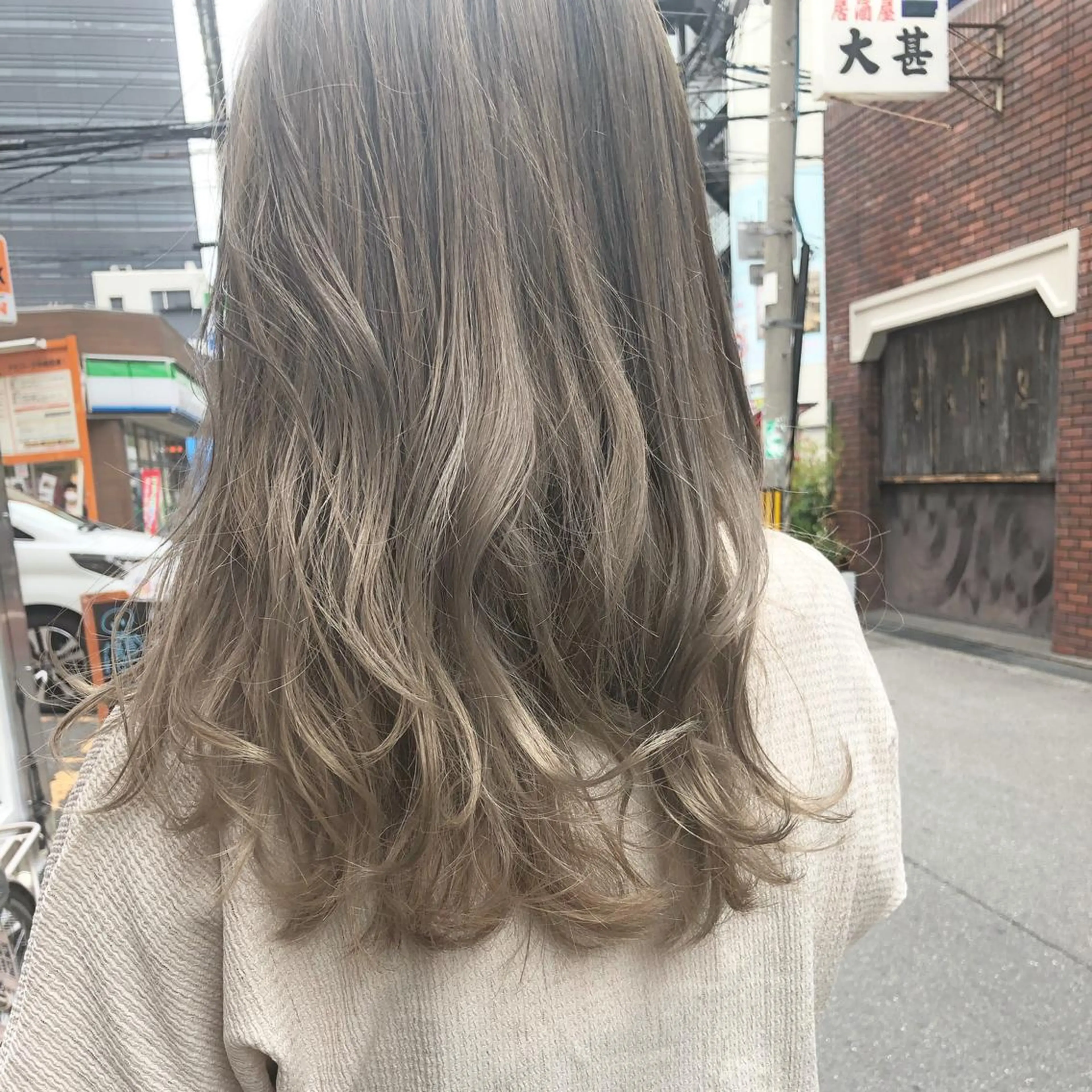 ミディアム カラー パーマ ヘアアレンジ メンズ キッズ ネイル マツエク・マツパ メンズブリーチ メンズハイトーン ベージュカラー ブリーチ ハイトーンカラー カット ヘアカラー トリートメント 艶髪育成サロン 京橋　shinのヘアスタイル