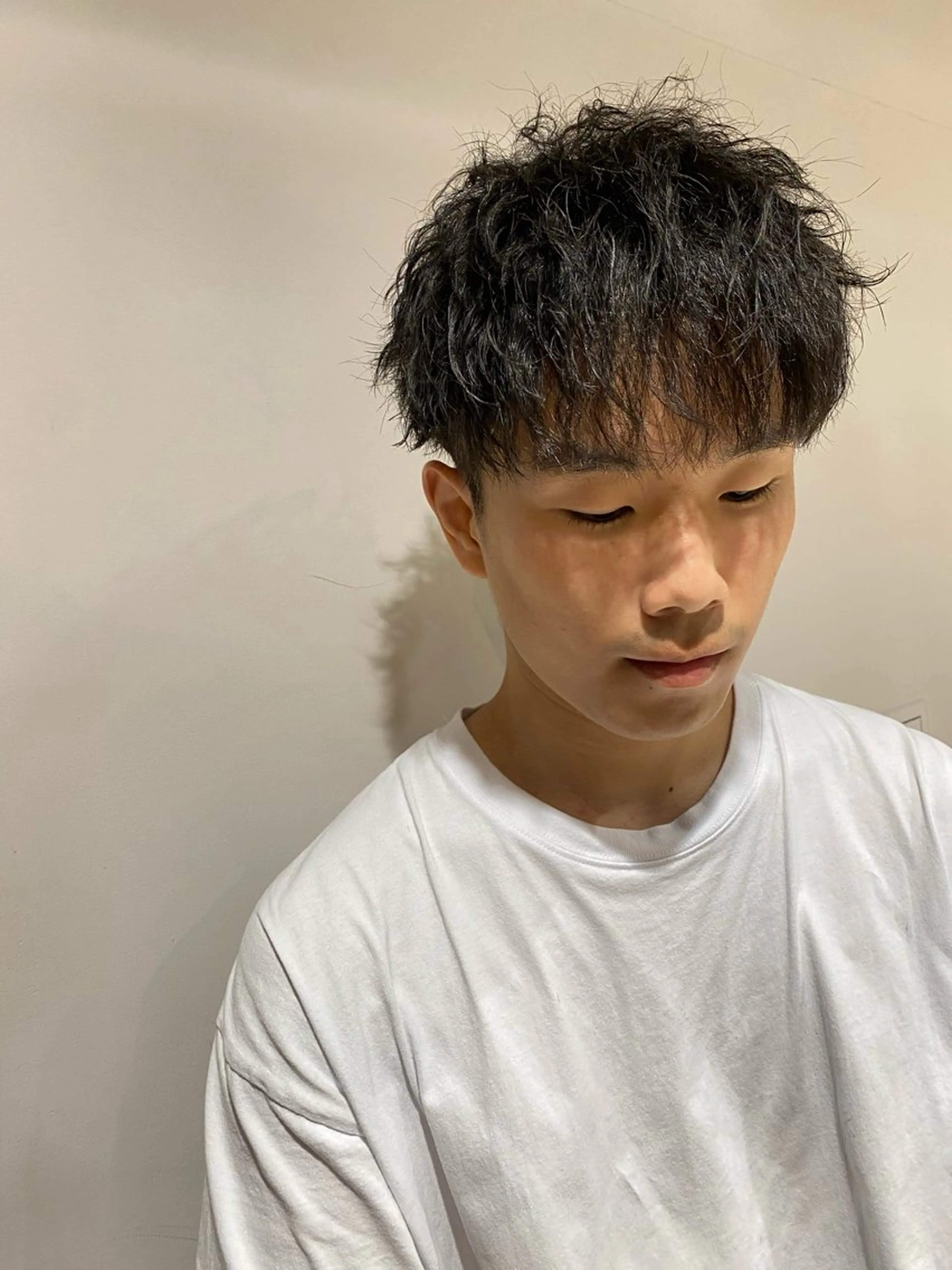 ミディアム パーマ メンズ カット パーマ トリートメント 似合う髪型が 分からない方へのヘアスタイル