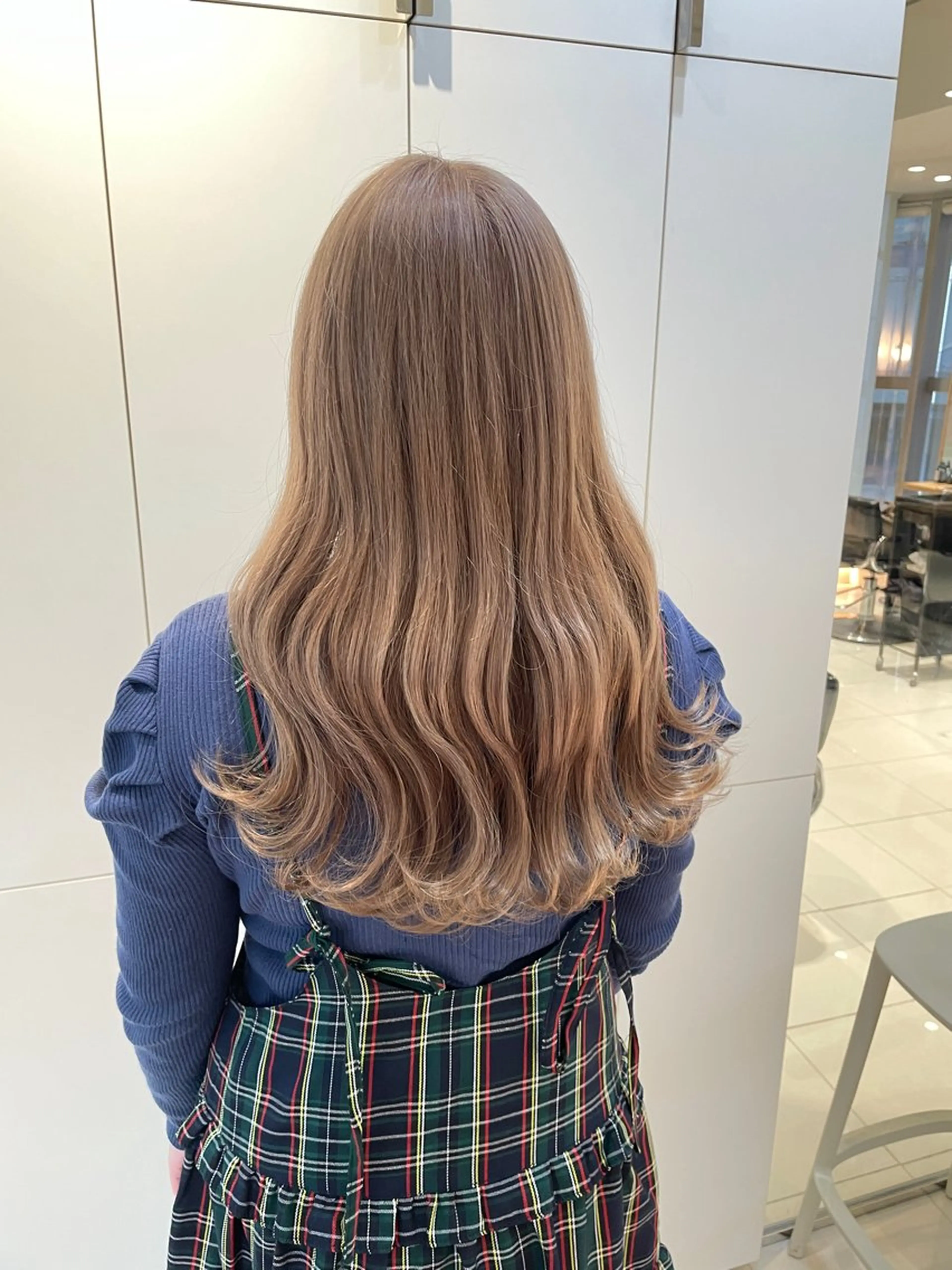 ロング カラー ヘアアレンジ ベージュカラー ミルクティーベージュ ヘアカラー トリートメント ヘッドスパ ヘアセット 艶髪✨寒色カラー✨ 翁長孝輔のヘアスタイル