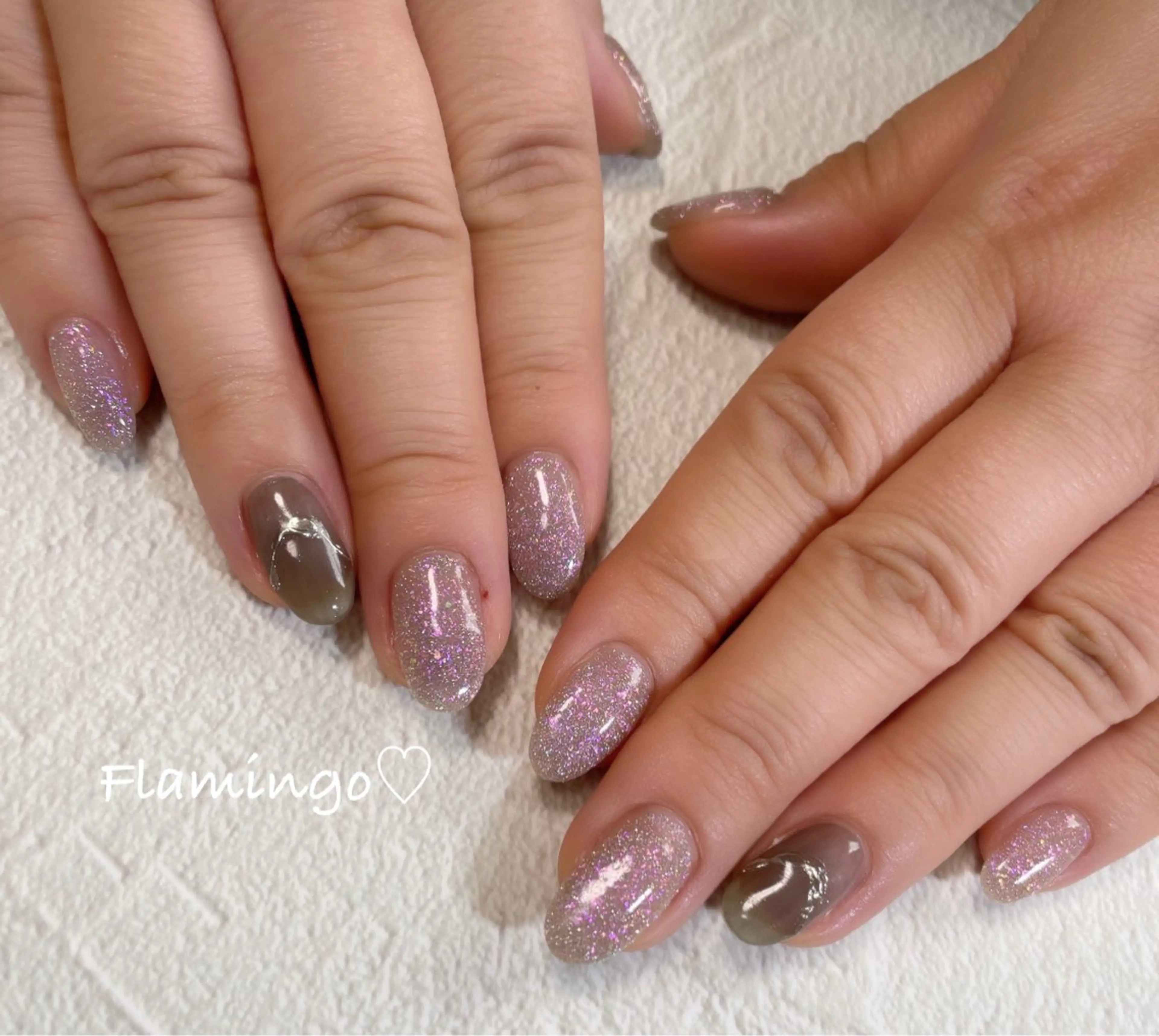 大人のアクセントネイル〈デザイン2本〉の写真