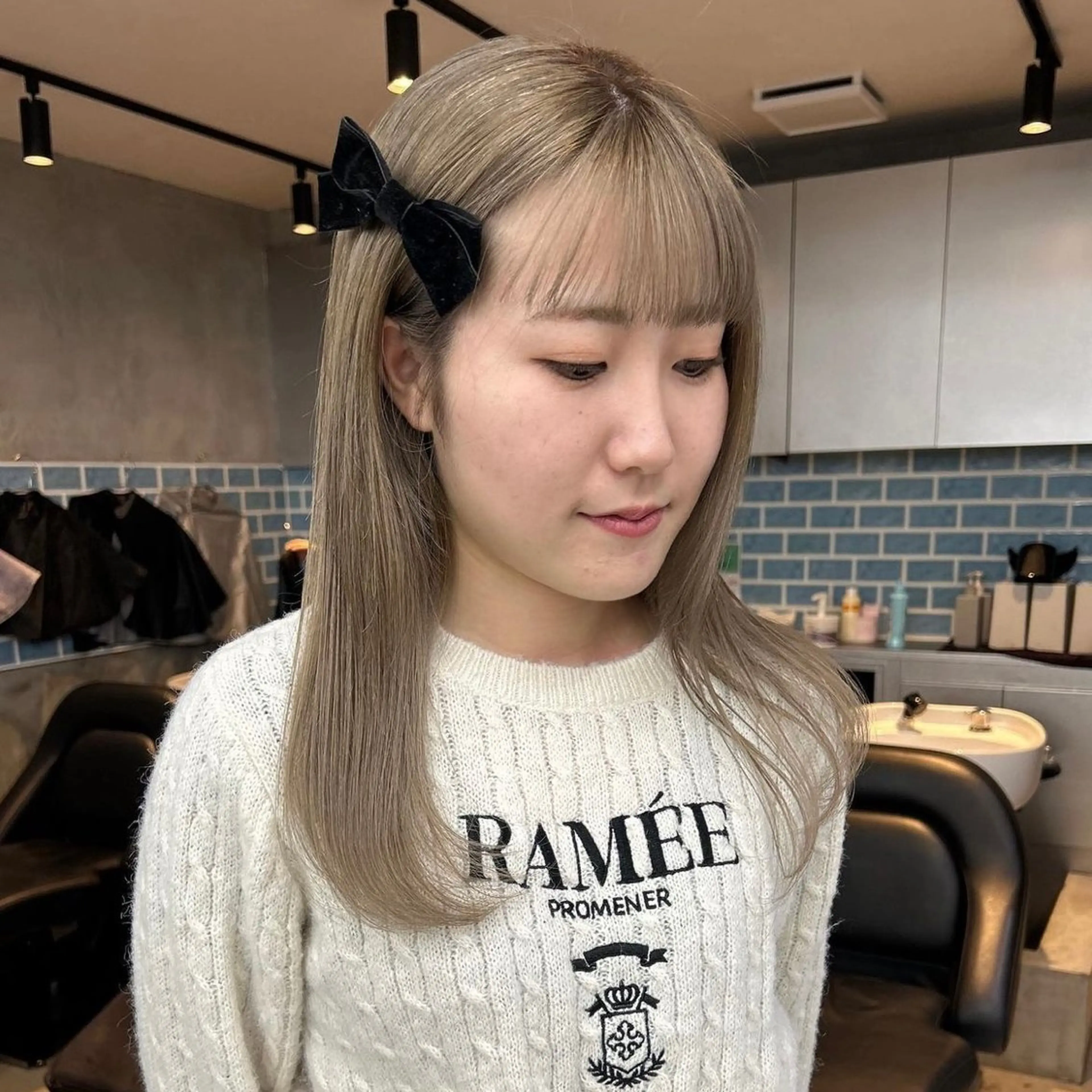 セミロング カラー ベージュカラー ブリーチ 透明感カラー ダブルカラー ミルクティーベージュ ヘアカラー おぐらみゆう 🍎ボブ/ショートのヘアスタイル