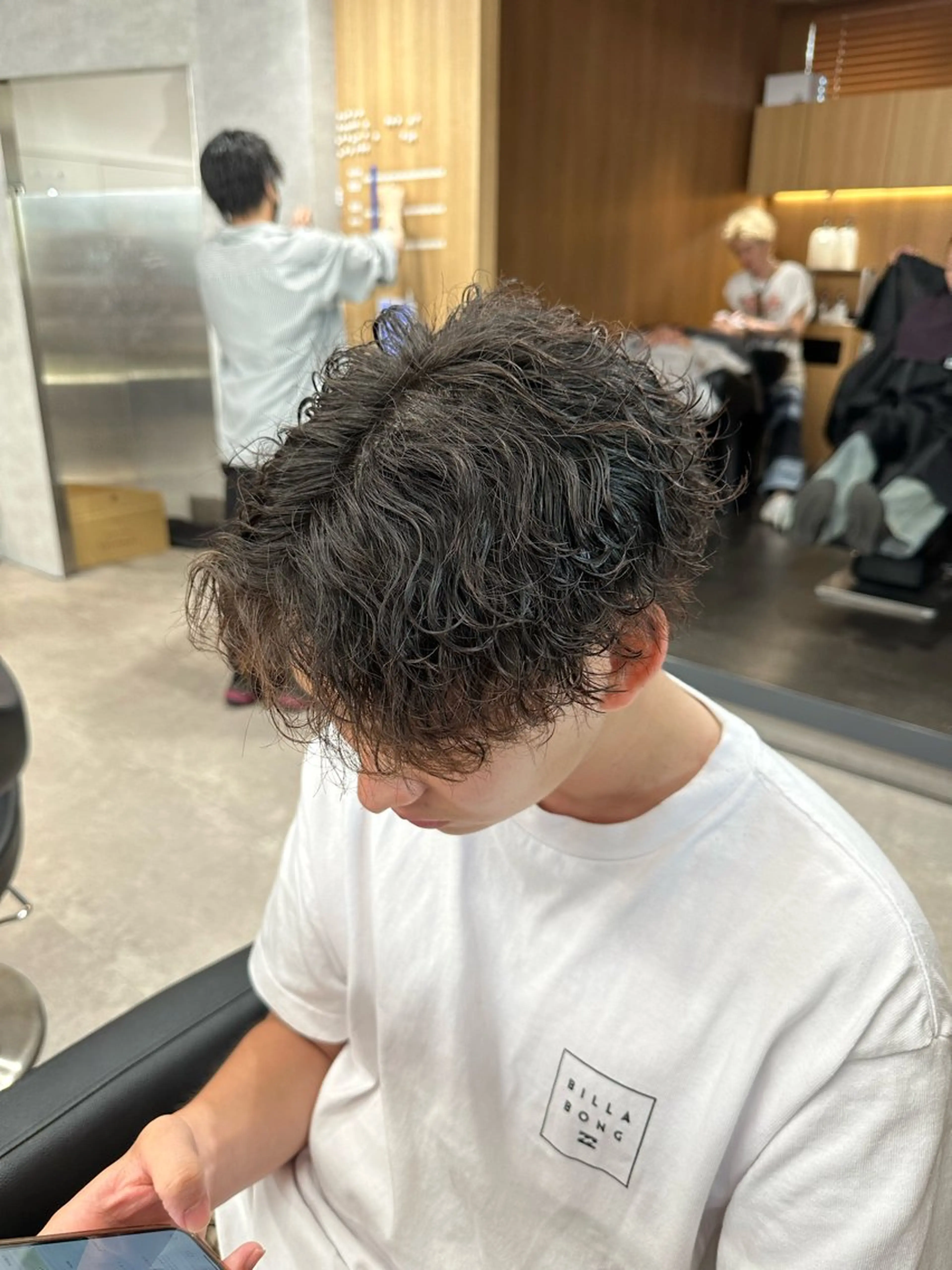 ショート パーマ メンズ センターパート メンズパーマ 波巻きパーマ スパイラルパーマ 【パーマ率90%】 サエキカズマのヘアスタイル