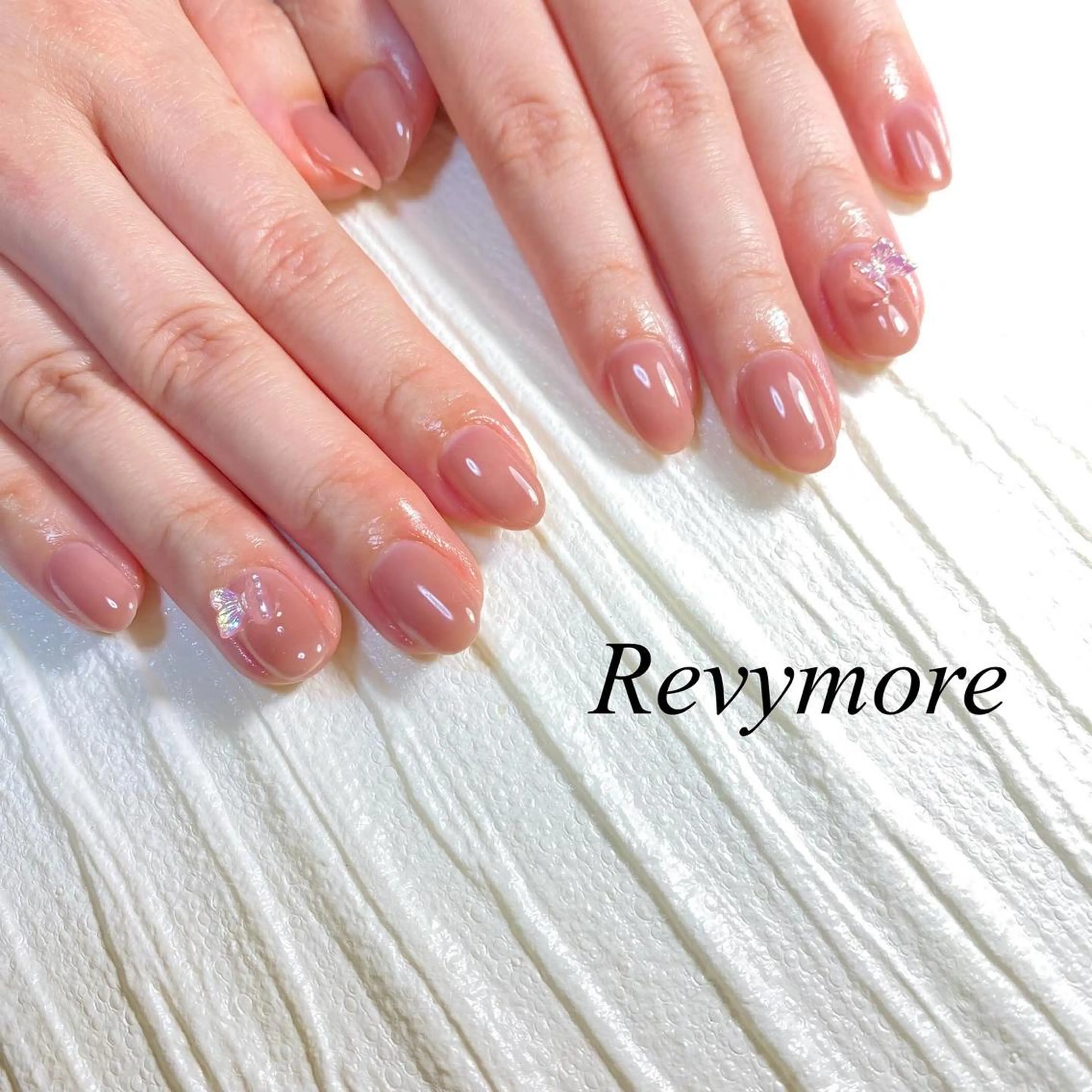 ショート ネイル 韓国風ヘア ジェルネイル キラキラネイル 韓国ネイル ニュアンスネイル nail salon Revymoreのネイルデザイン