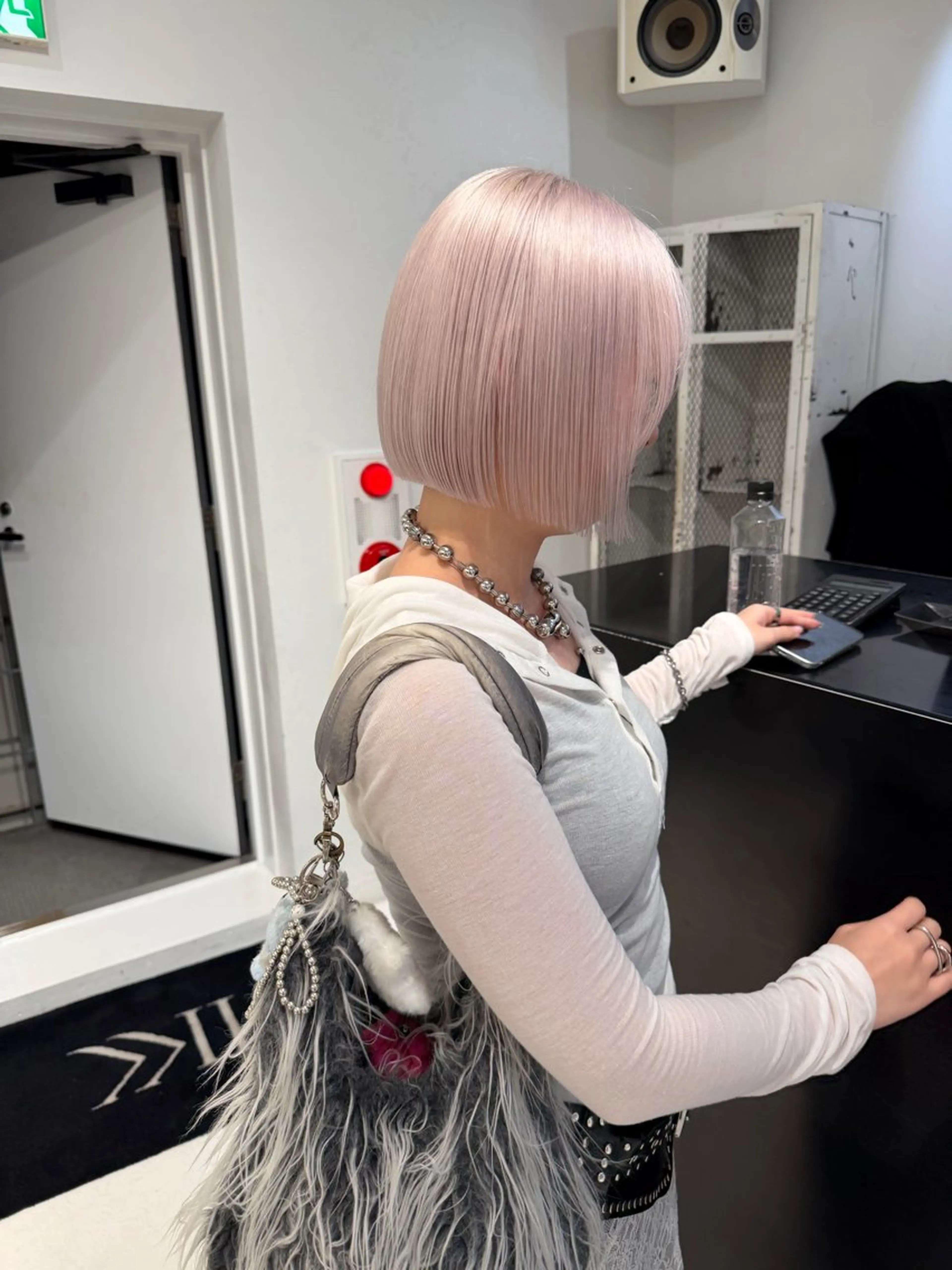 ショート カラー ヘアアレンジ 切りっぱなしボブ ブリーチ ハイトーンカラー ラベンダーカラー ピンクカラー カット ヘアカラー トリートメント 艶ハイトーン/ヘア アレンジAYAKAのヘアスタイル