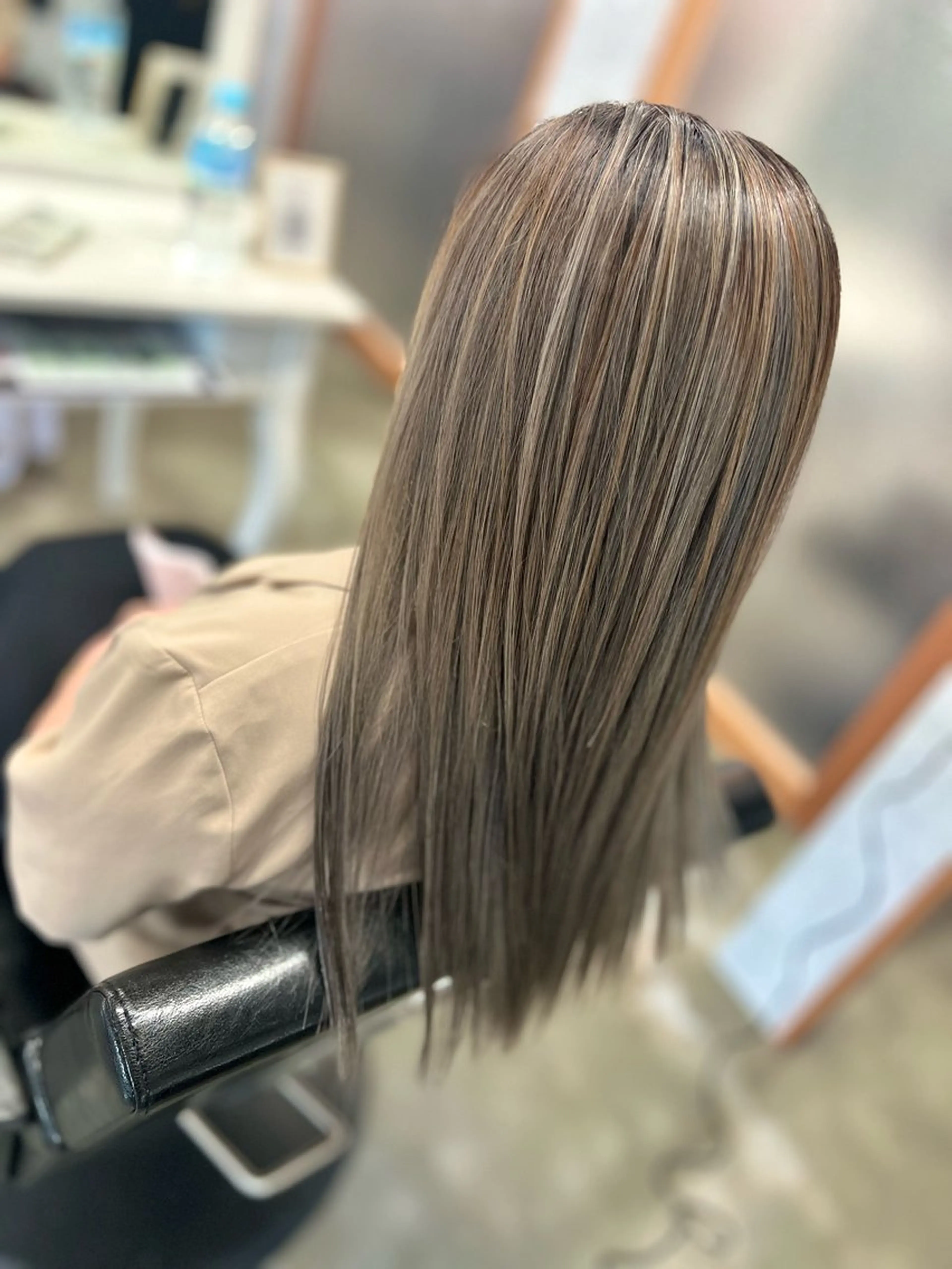 ロング カラー バレイヤージュ ベージュカラー グレージュ ペールベージュ レイヤーカット ヘアカラー Style Tのヘアスタイル