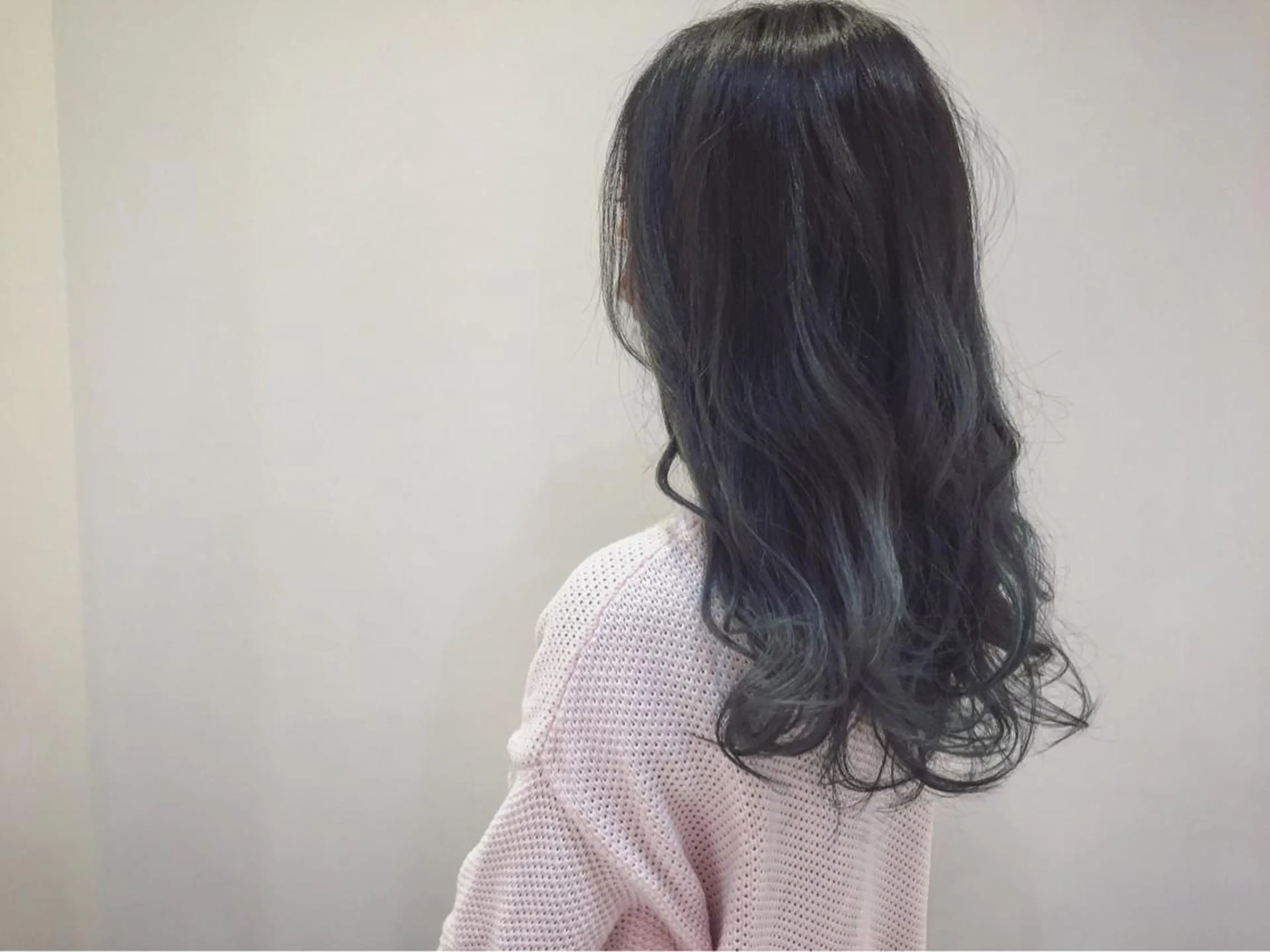 ミディアム セミロング ロング カラー パーマ ブルーカラー ブルージュ ハイトーン×髪質改善 KENTAのヘアスタイル