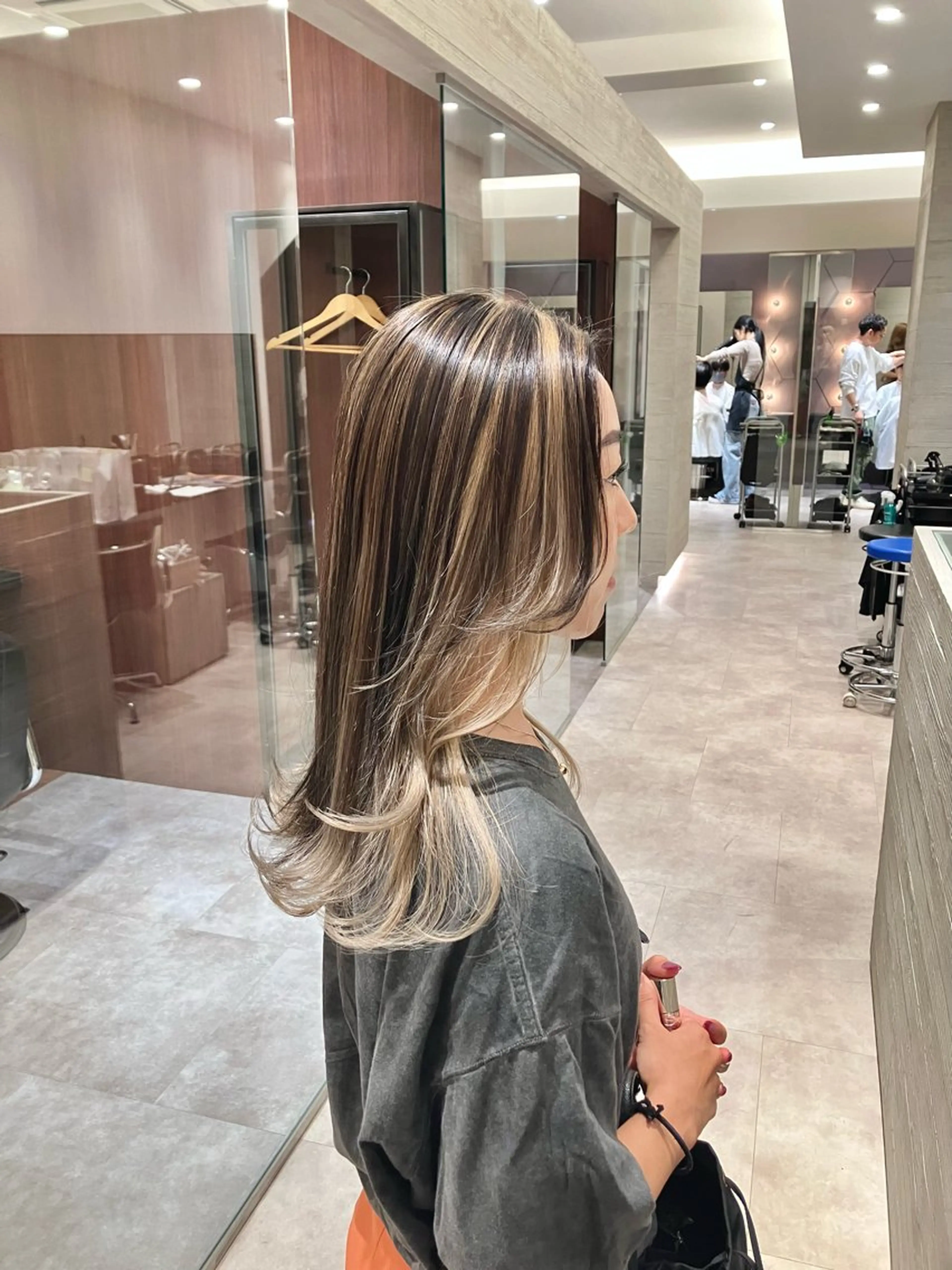 セミロング カラー ハイライトカラー ハイライト ヘアカラー サキ🤍ハイトーン 🩰くびれ巻きヘアのヘアスタイル